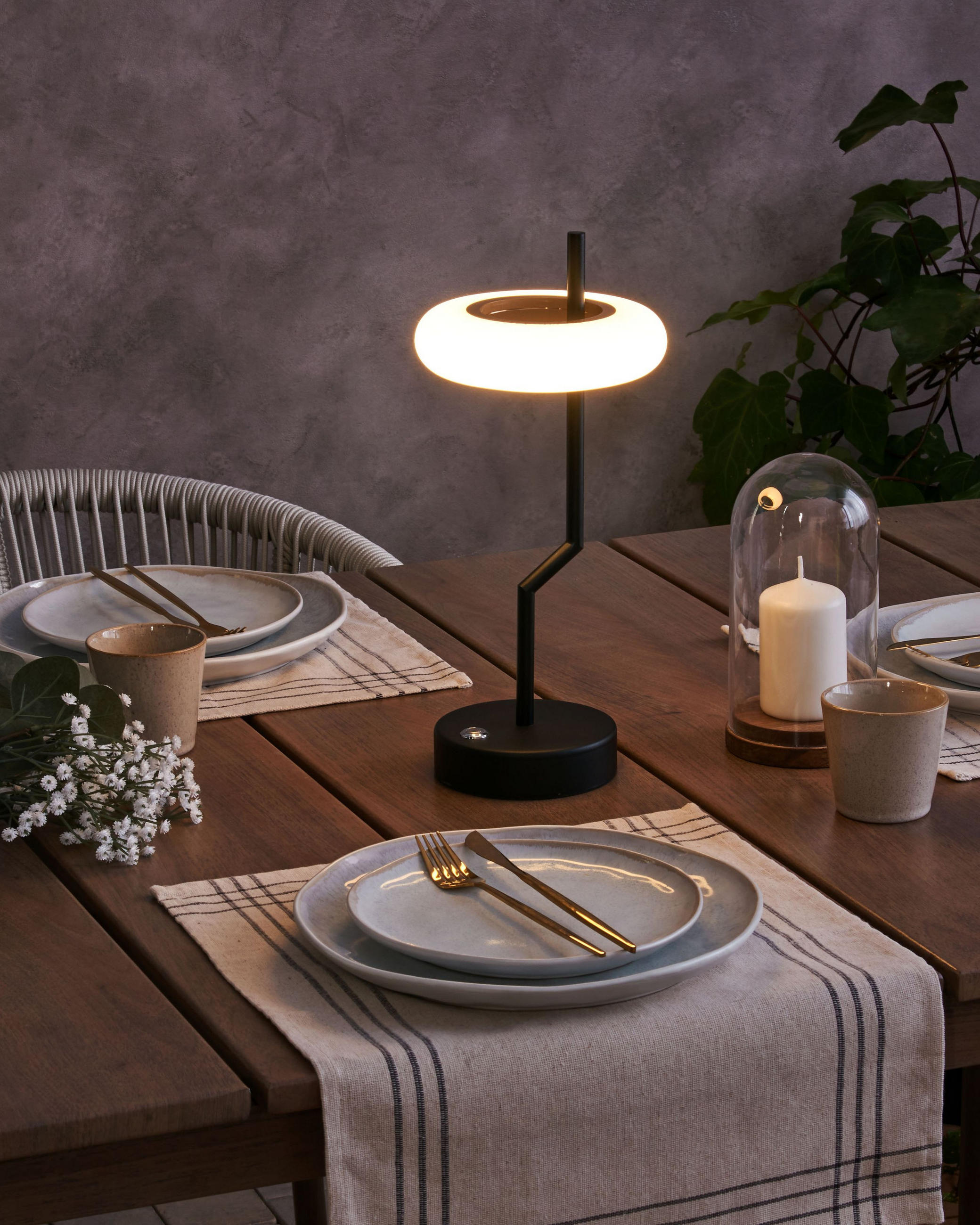 LED-TISCHLEUCHTE Schwarz/Weiß/Heller Holzfarbton Alviela - Hellbraun/Schwarz, Metall (16/16/36cm) - Beliani