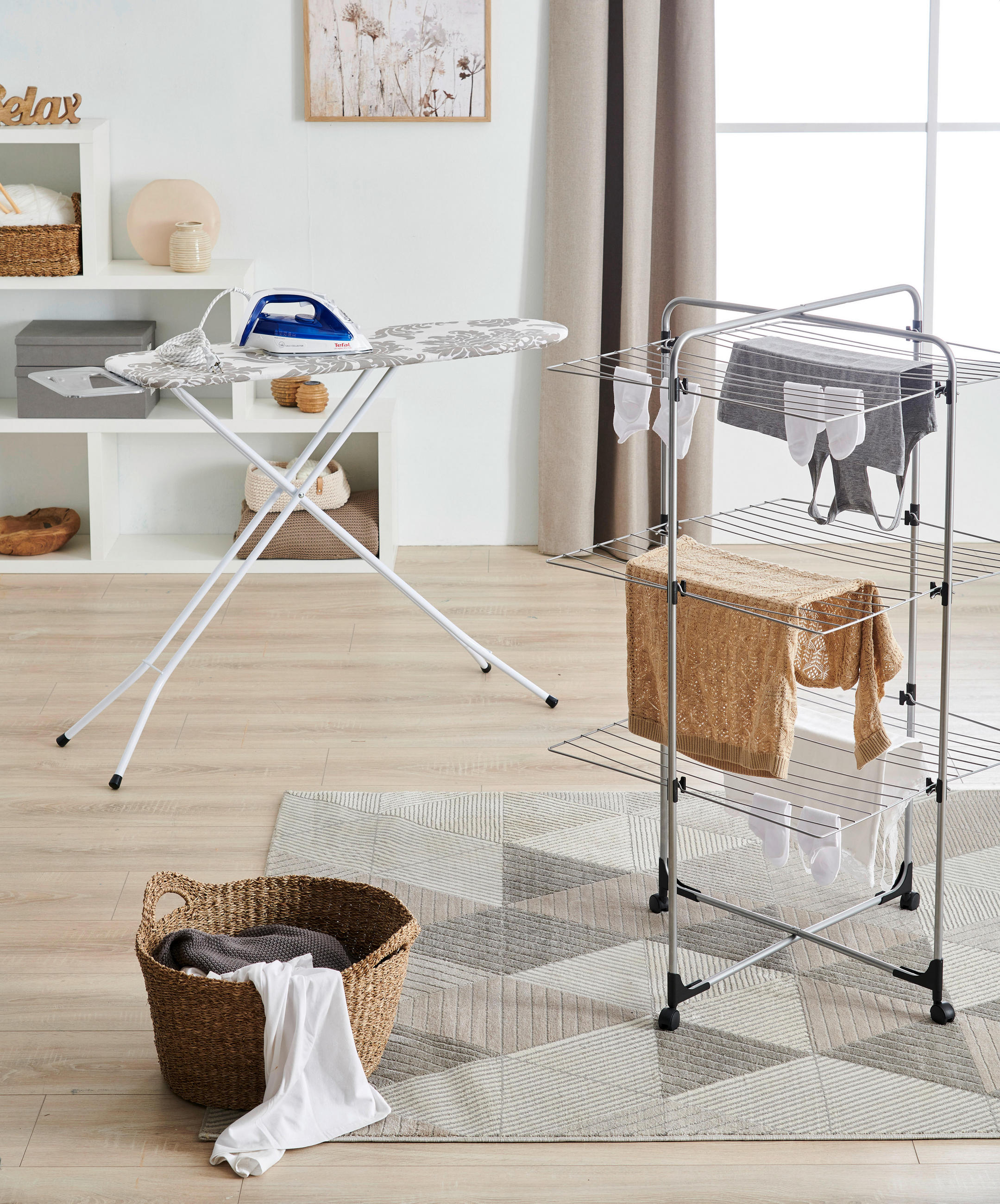 Žehlicí prkno a vertikální sušák na prádlo