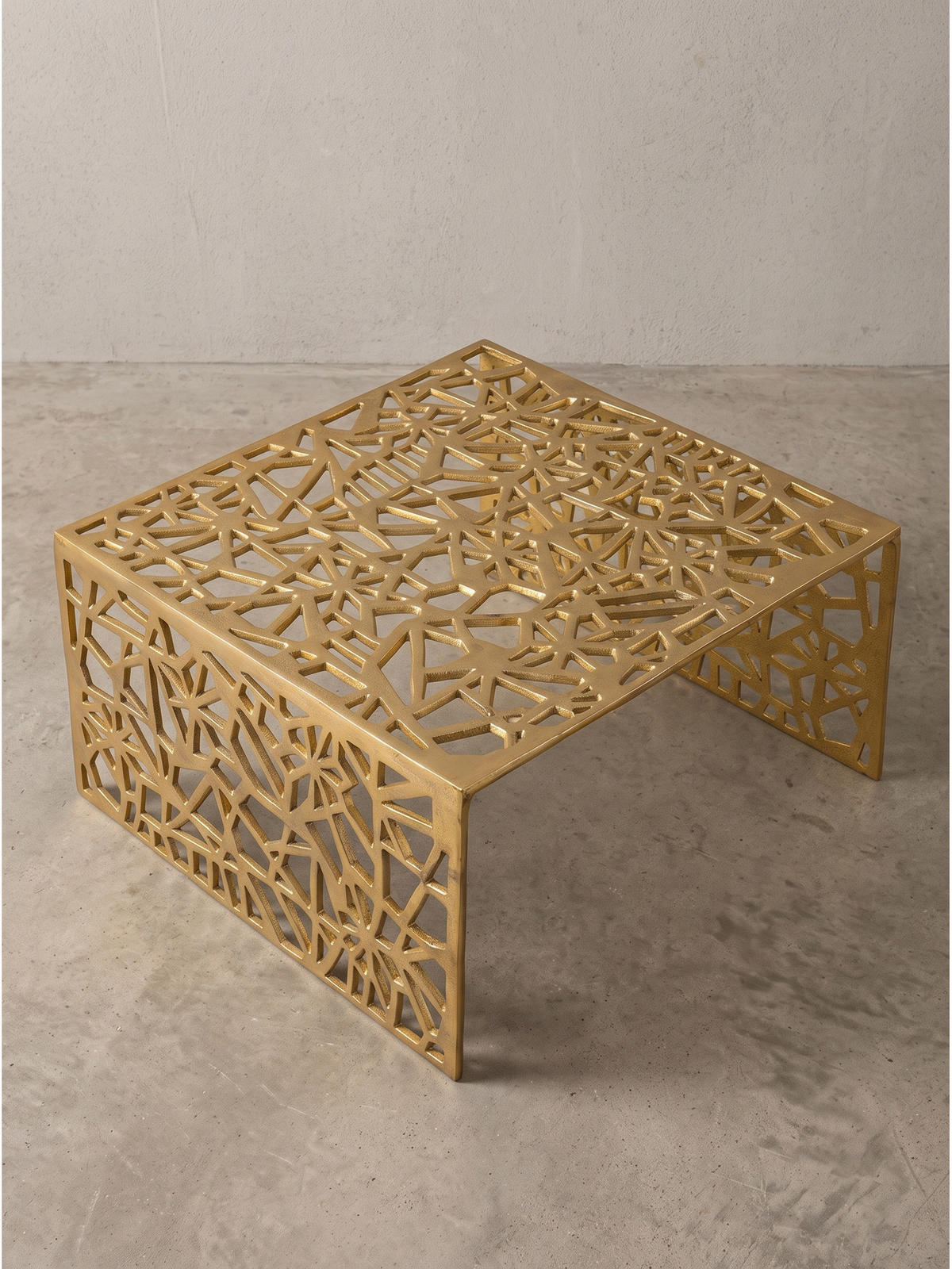 COUCHTISCH INDRE, Aluminium, handgefertigt, mit Astmuster, Gold, 60 x 60 x 31 cm - Goldfarben, Metall (60/60/31cm) - KADIMA DESIGN