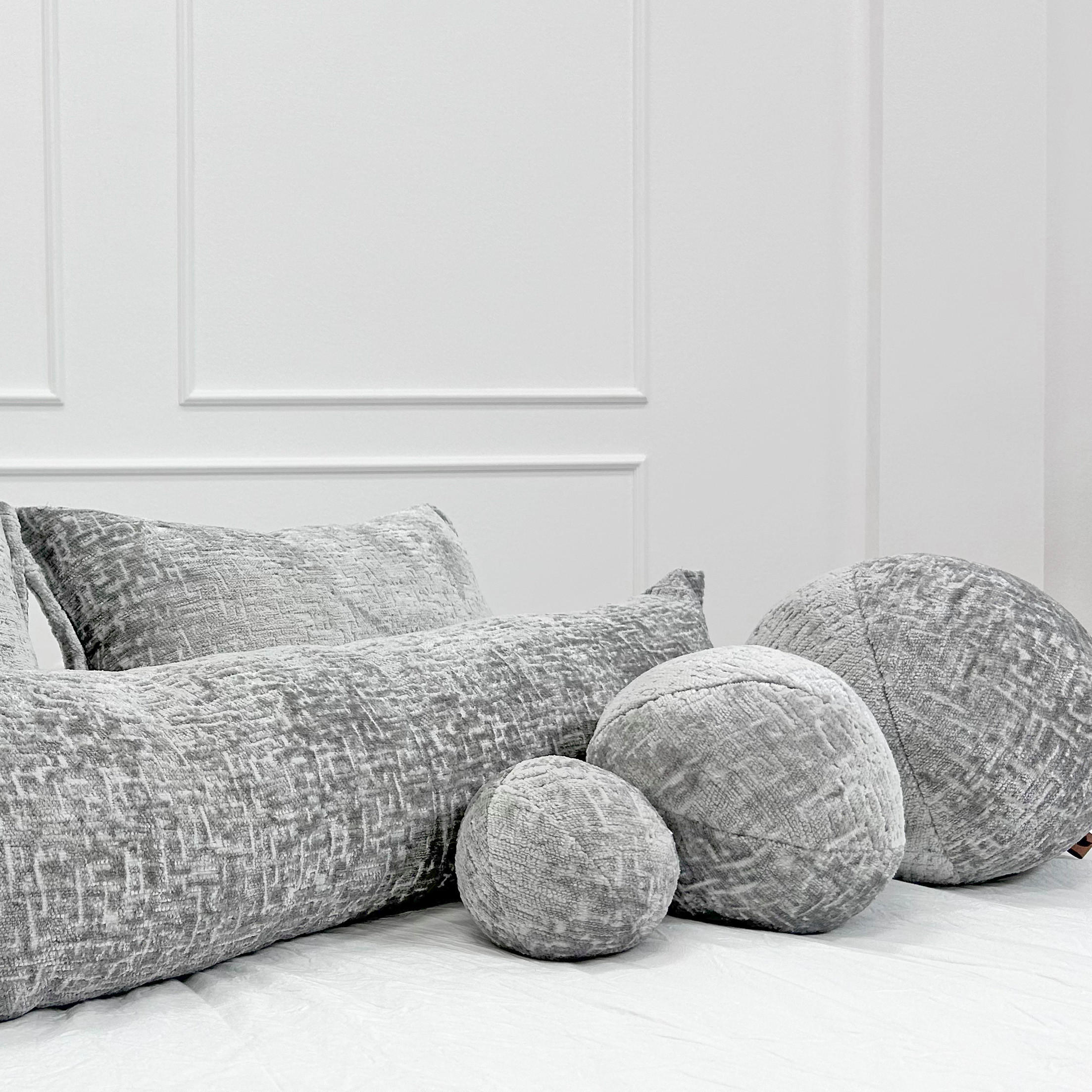 SET AUS DREI ZIERKISSEN Happy Pill Grau 13/20/30 cm - Grau, Textil (30/30cm) - Maison de Reve