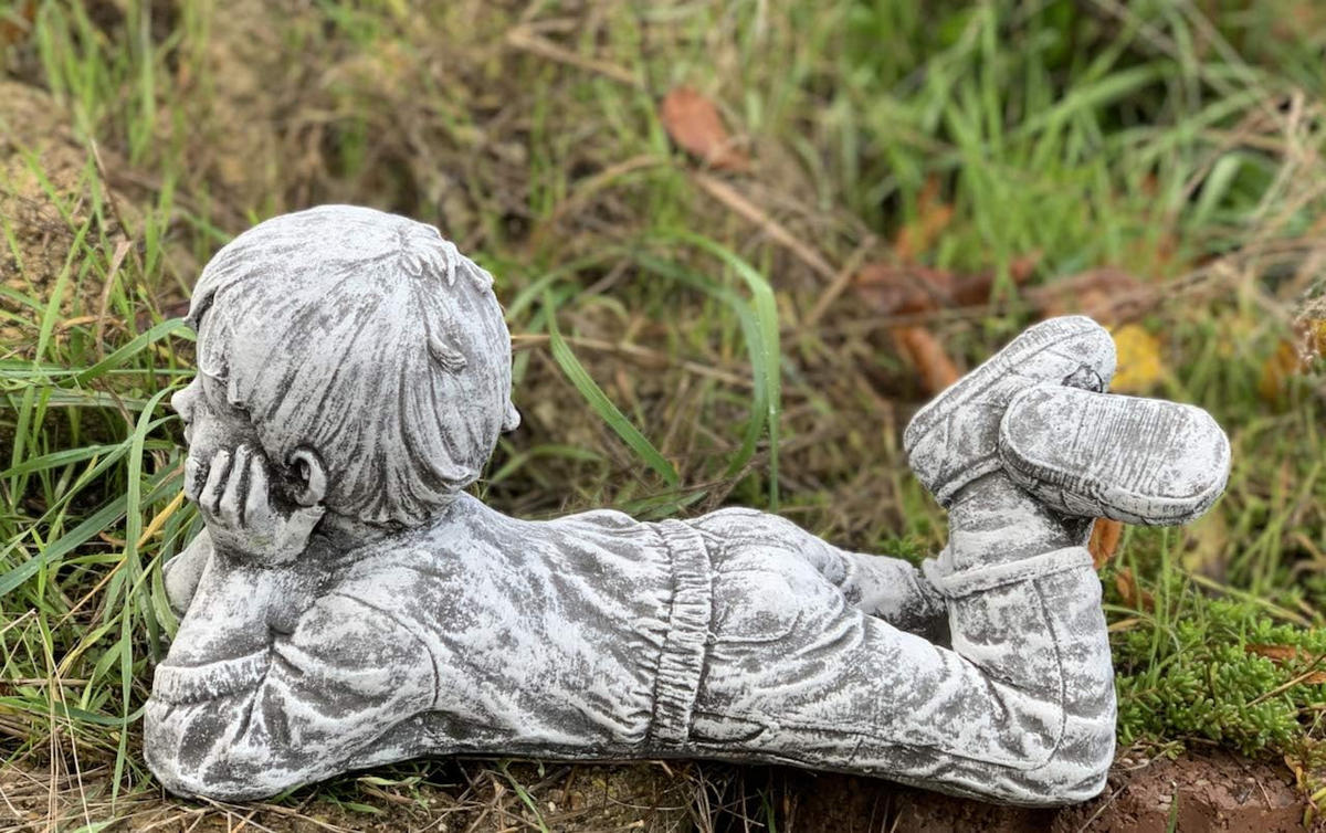 STEINFIGUR liegender Junge frostfest wetterfest Steinguss - Grau, Stein (12/18/34cm) - stoneandstyle