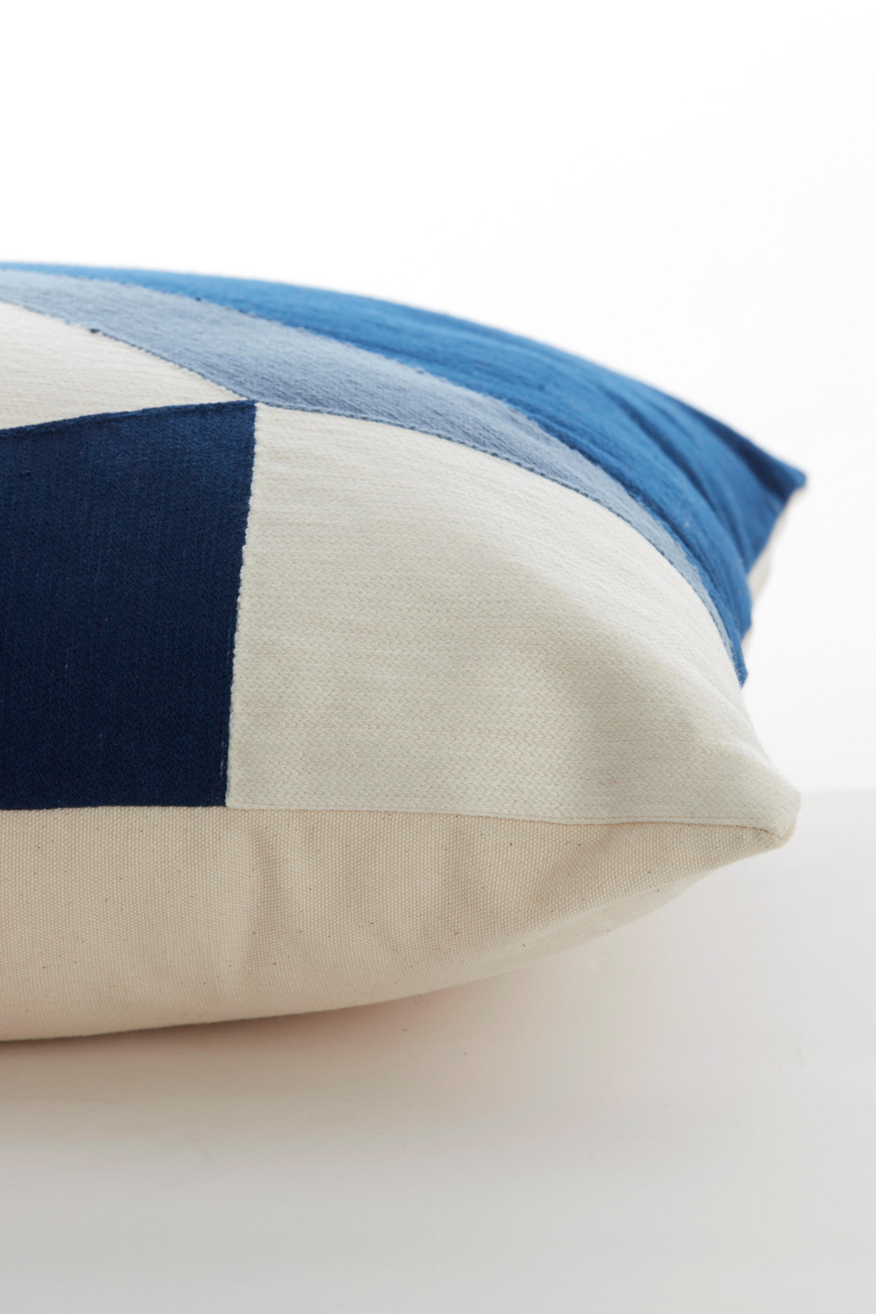 DEKOKISSEN Rejas Blau 45/45/10 cm - Blau, Textil (45/45cm) - Light & Living