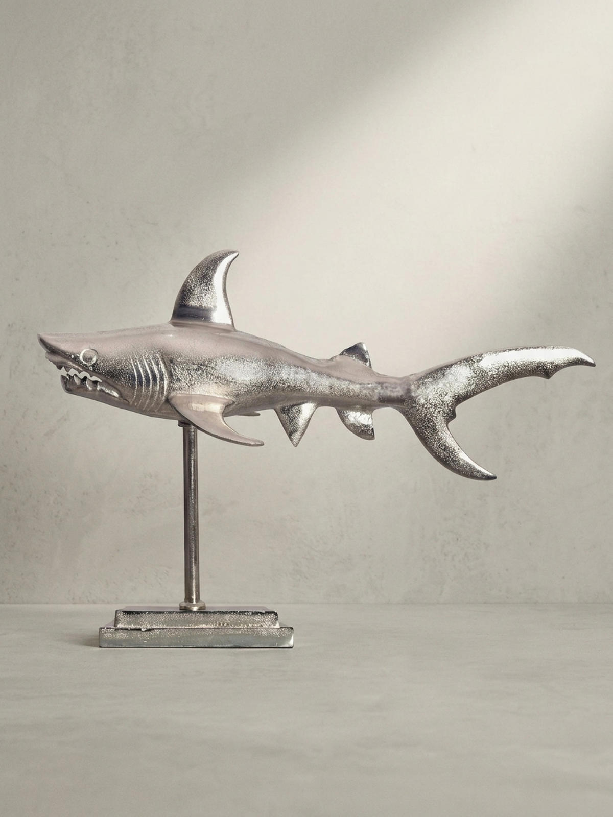 DEKOFIGUR Hai Aluminium 70 cm mit Sockel im maritimen Stil, Silbern 70x27x49 cm - Silberfarben, Metall (70/49/27cm) - KADIMA DESIGN