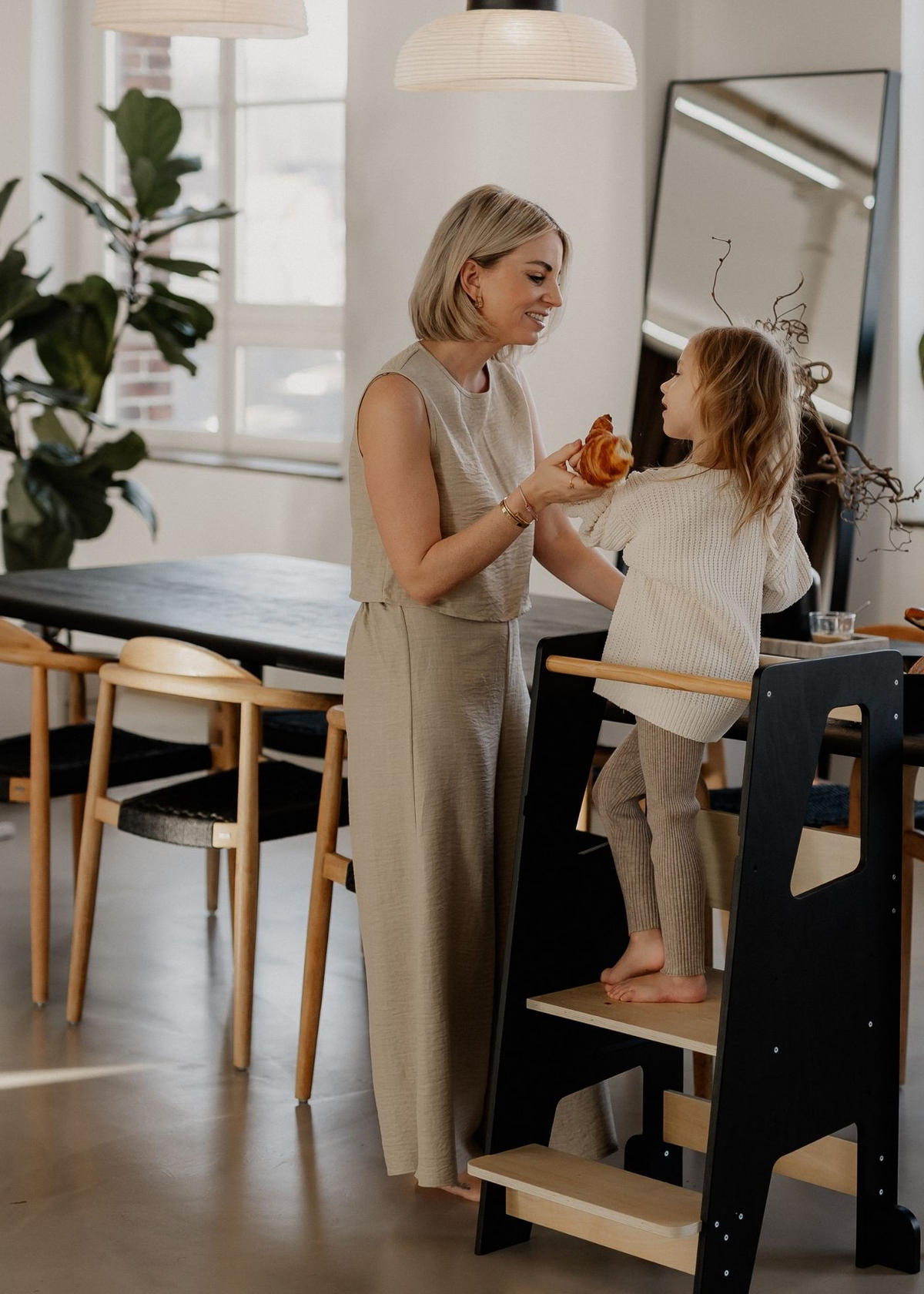 LERNTURM Steppy Höhenverstellbar Montessori Kippschutz schwarz/natur - Schwarz/Naturfarben, Holzwerkstoff (44/90/44cm) - Sämann – make a difference.