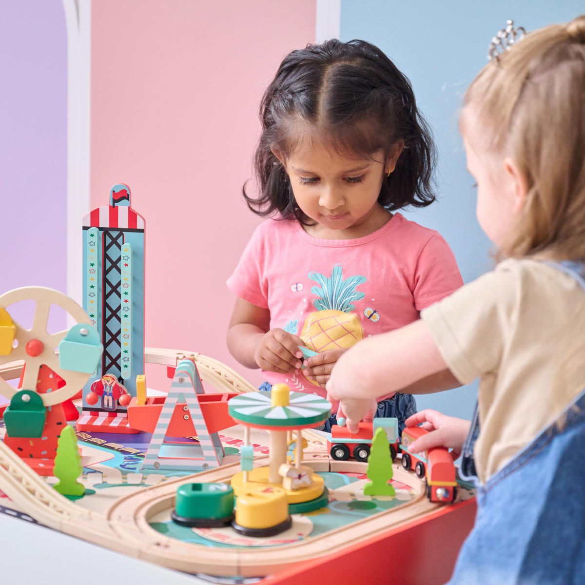 EISENBAHN Spieltisch mit 6 Mini-Spielen & Aufbewahrung, Mehrfarbig, 30cm - Multicolor, Holzwerkstoff (47/62cm) - Teamson Kids