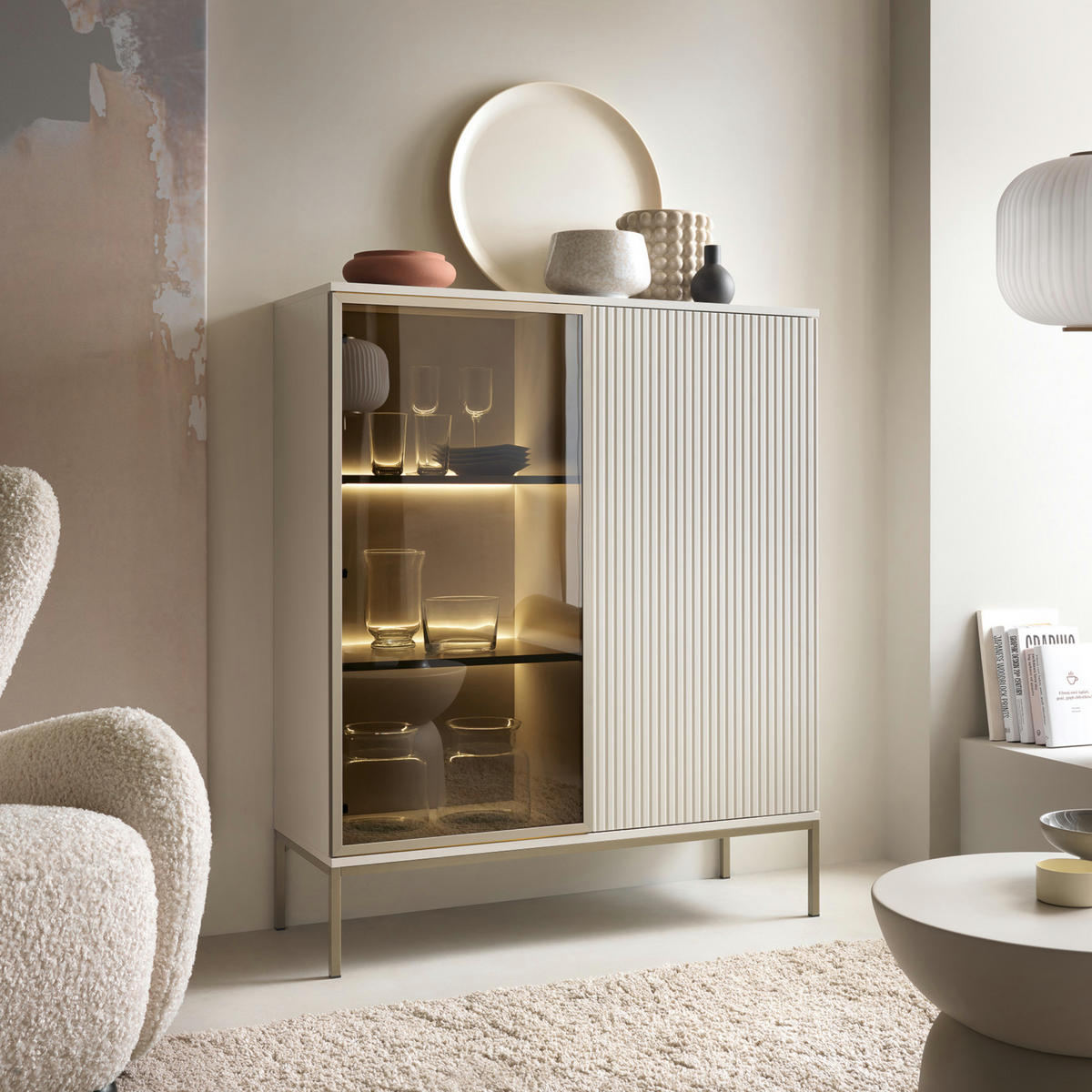 VITRINE Laval WT104 – Kaschmir, mit LED-Beleuchtung - Kaschmir/Eiche Wotan, Glas/Holzwerkstoff (104/126/39cm) - Komodee
