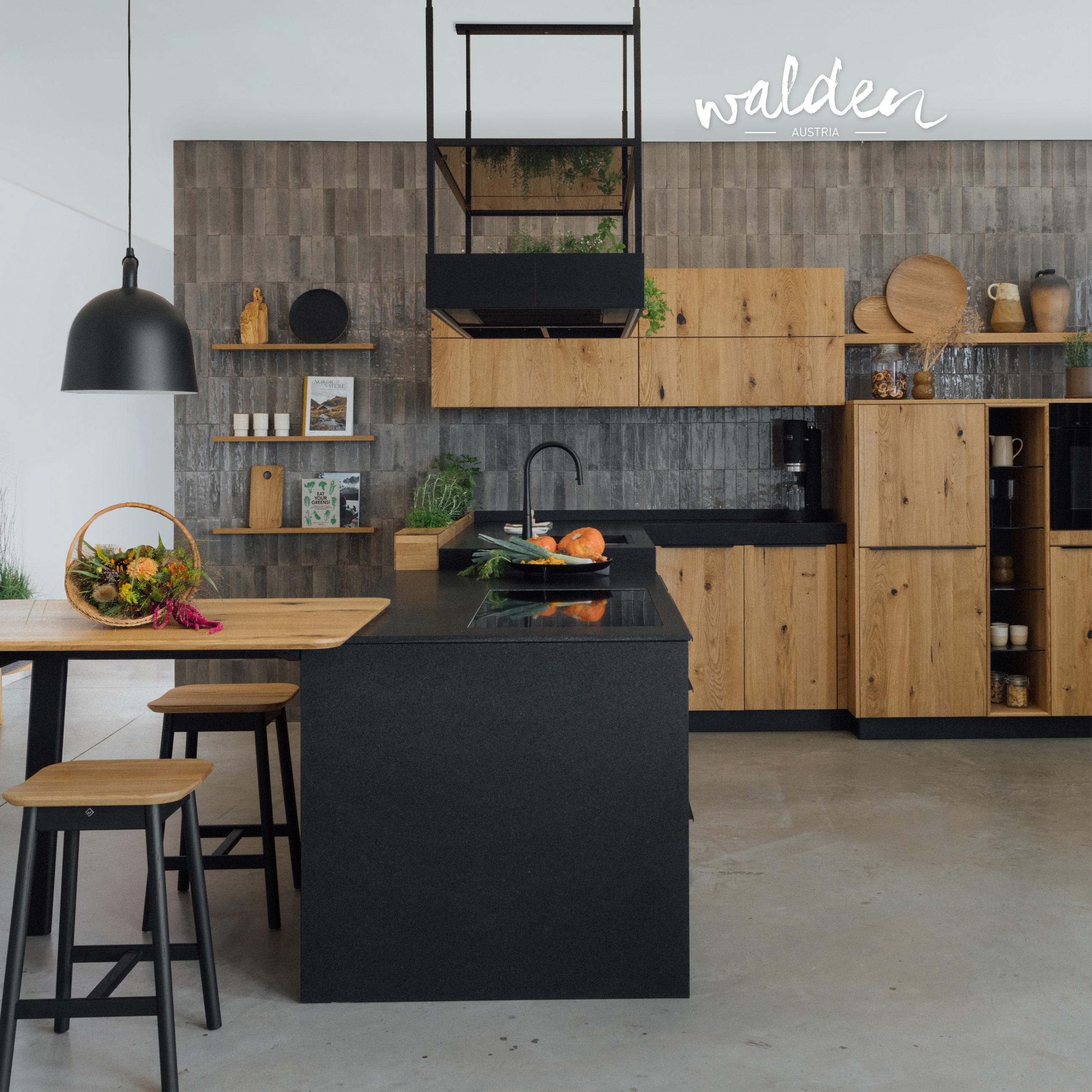 Moderne Holzküche mit schwarzer Kücheninsel