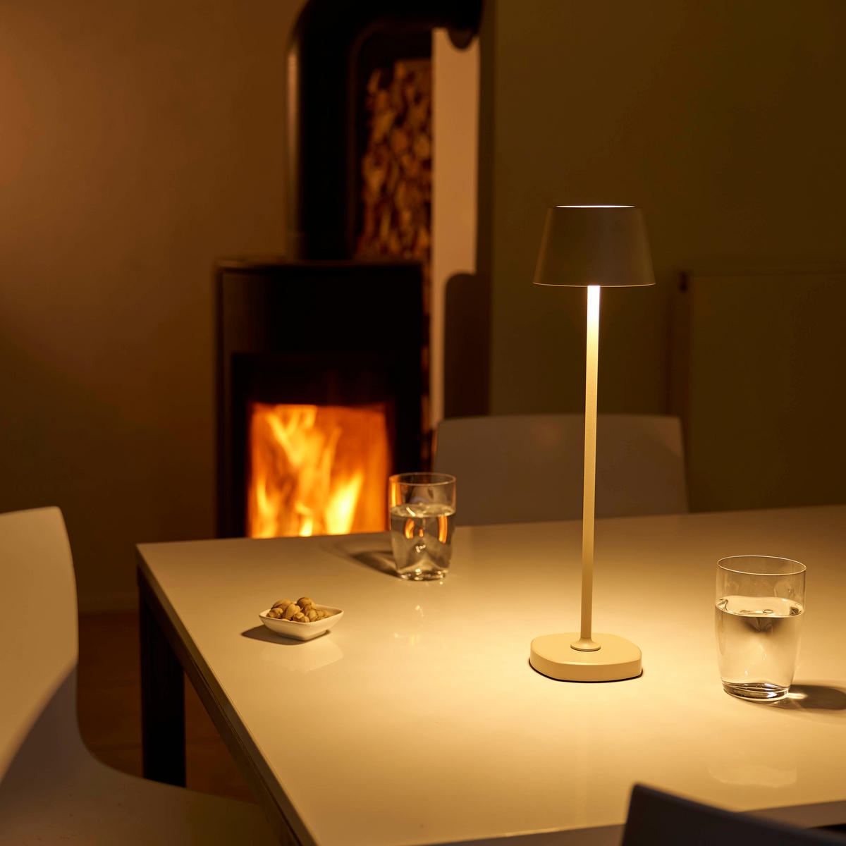 LED-AKKU Tischlampe mit Ladestation Ø 11 x 45 cm stufenlos dimmbar für Innen und Außen beige - Beige, Kunststoff (11/11/45cm) - Northpoint