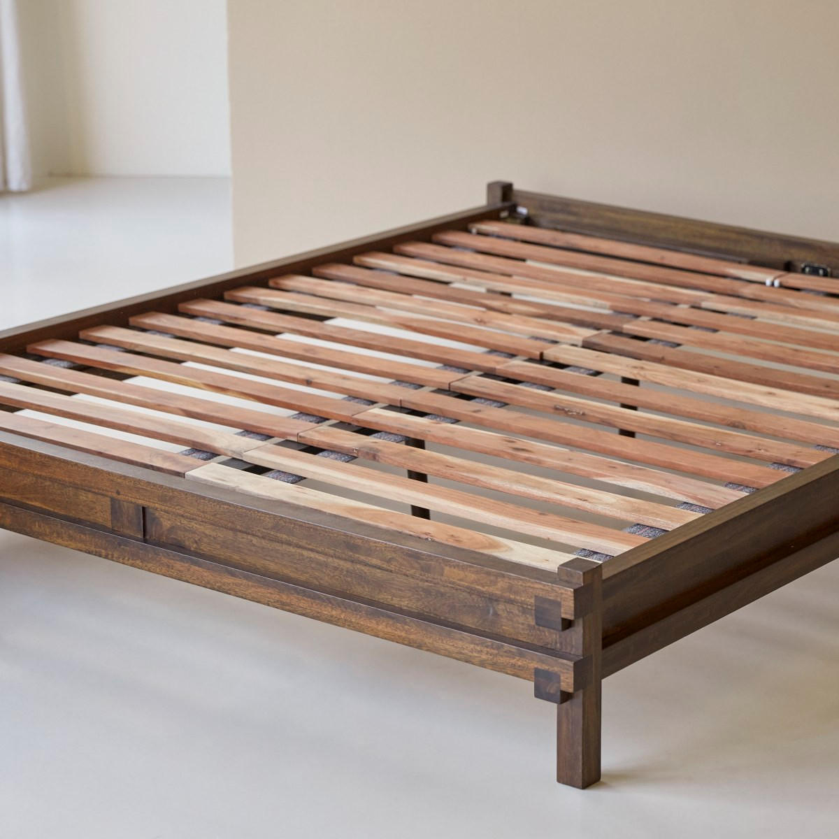 BETT Arko Braun aus Mango - Braun, Holz - Tikamoon