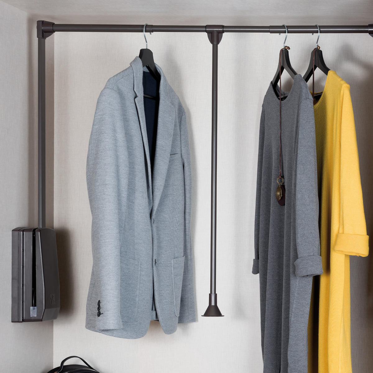 KLEIDERLIFT für Garderoben Hang, 600 - 830, Mokka, Stahl und Kunststoff - Mokka, Metall (83/85/75cm) - EMUCA