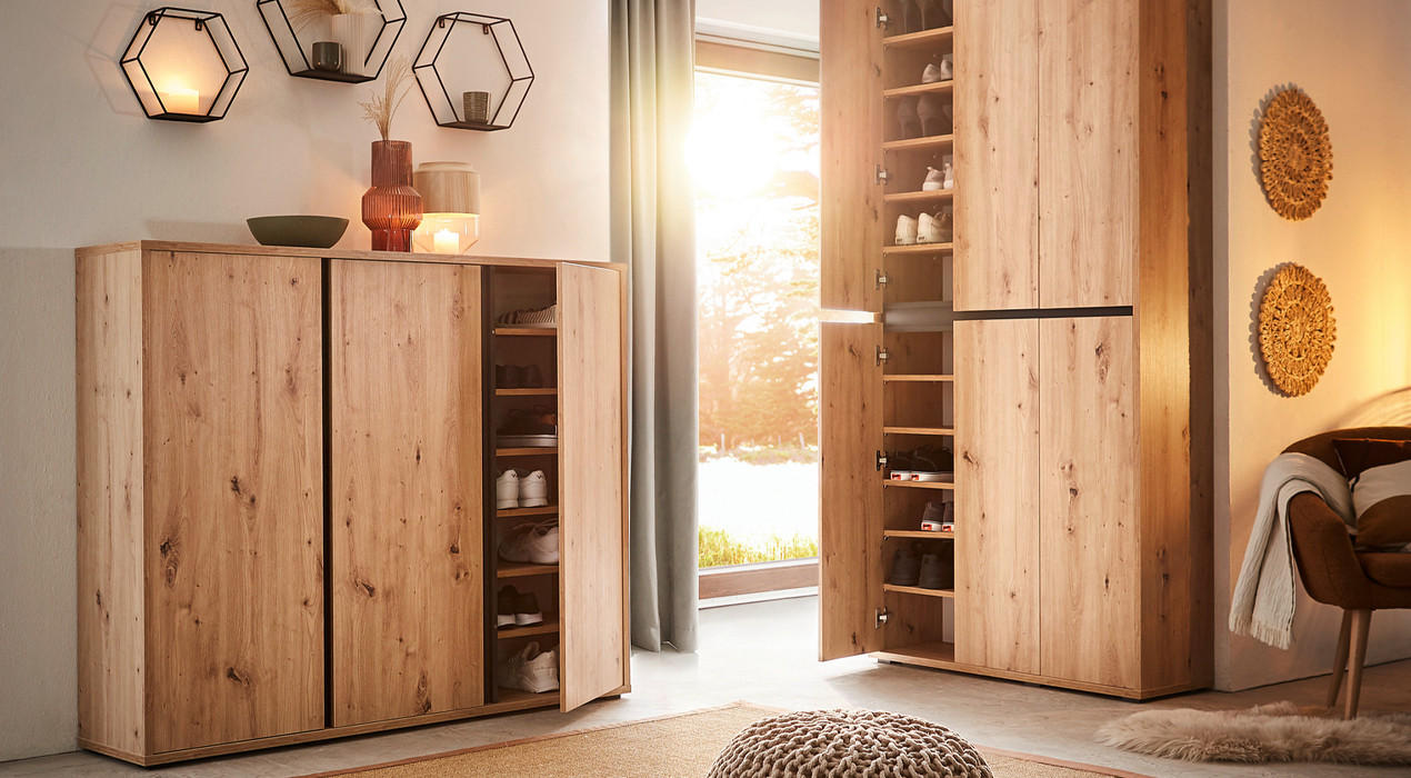 wandregal aus holz mit sitzsack