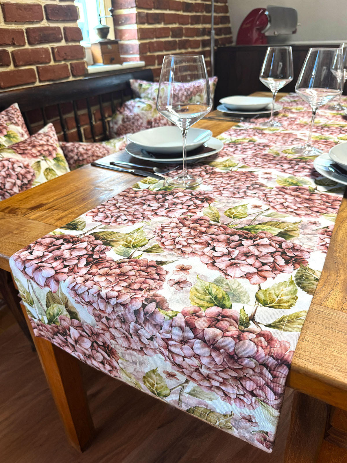 TISCHLÄUFER Landlust-Hortensie burgundy-rose 40/130 cm - Hellrosa/Dunkelrosa, Textil (40/130cm) - beties Heimtextil