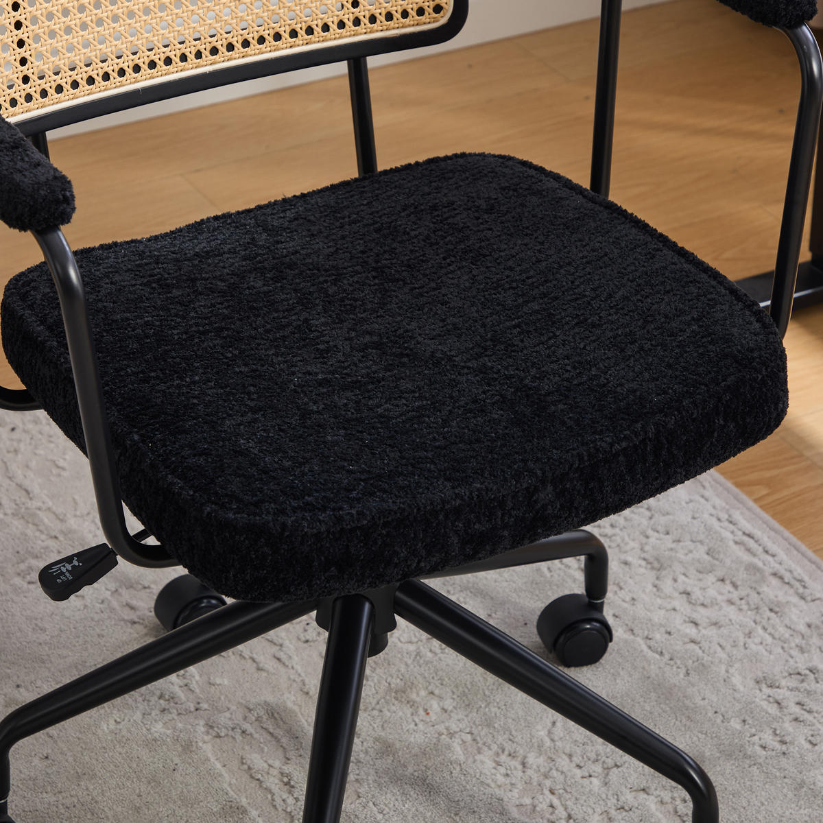DREHSTUHL DE-36881 mit Rattan-Rückenlehne, Chenille-Sitz und Armlehnen Schwarz - Schwarz, Metall (58.5/91.5/61cm) - ComfortXL