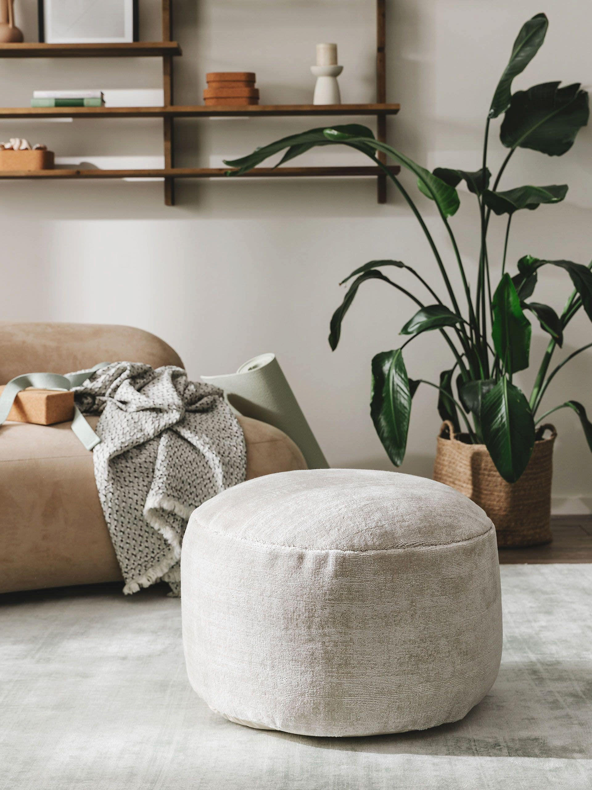 POUF Nova Hellgrau 55x55x30 cm - Hellgrau, Textil (55/30/55cm) - benuta Pure