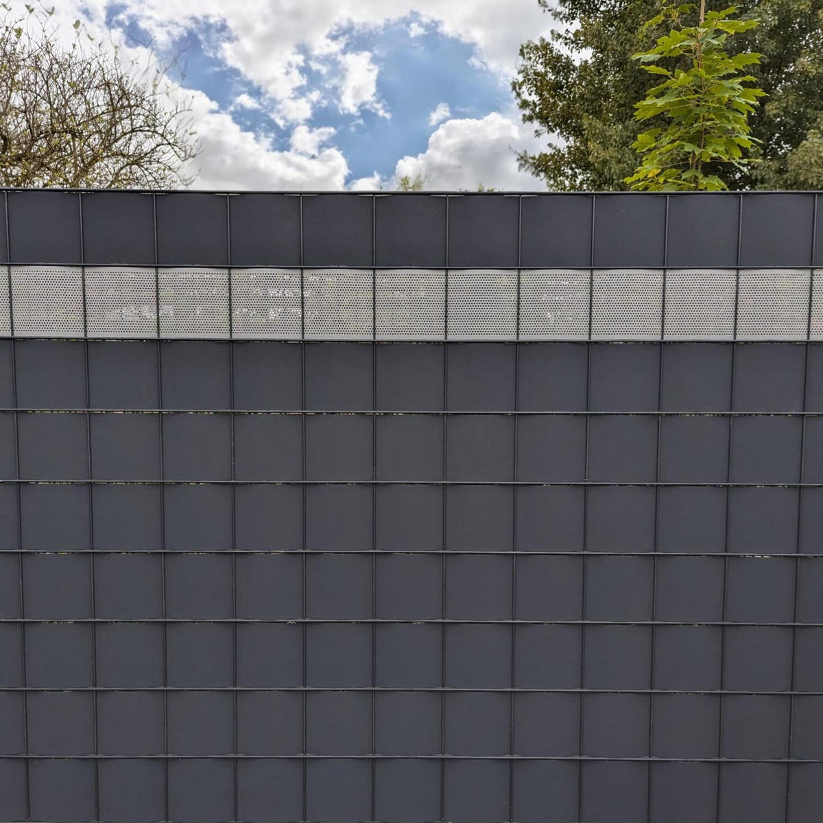 SICHTSCHUTZSTREIFEN Gelocht Quadrat Muster für Doppelstabmatten Fenstergrau 2,55m - Hellgrau, Kunststoff (255/19cm) - ZAUN|ZU