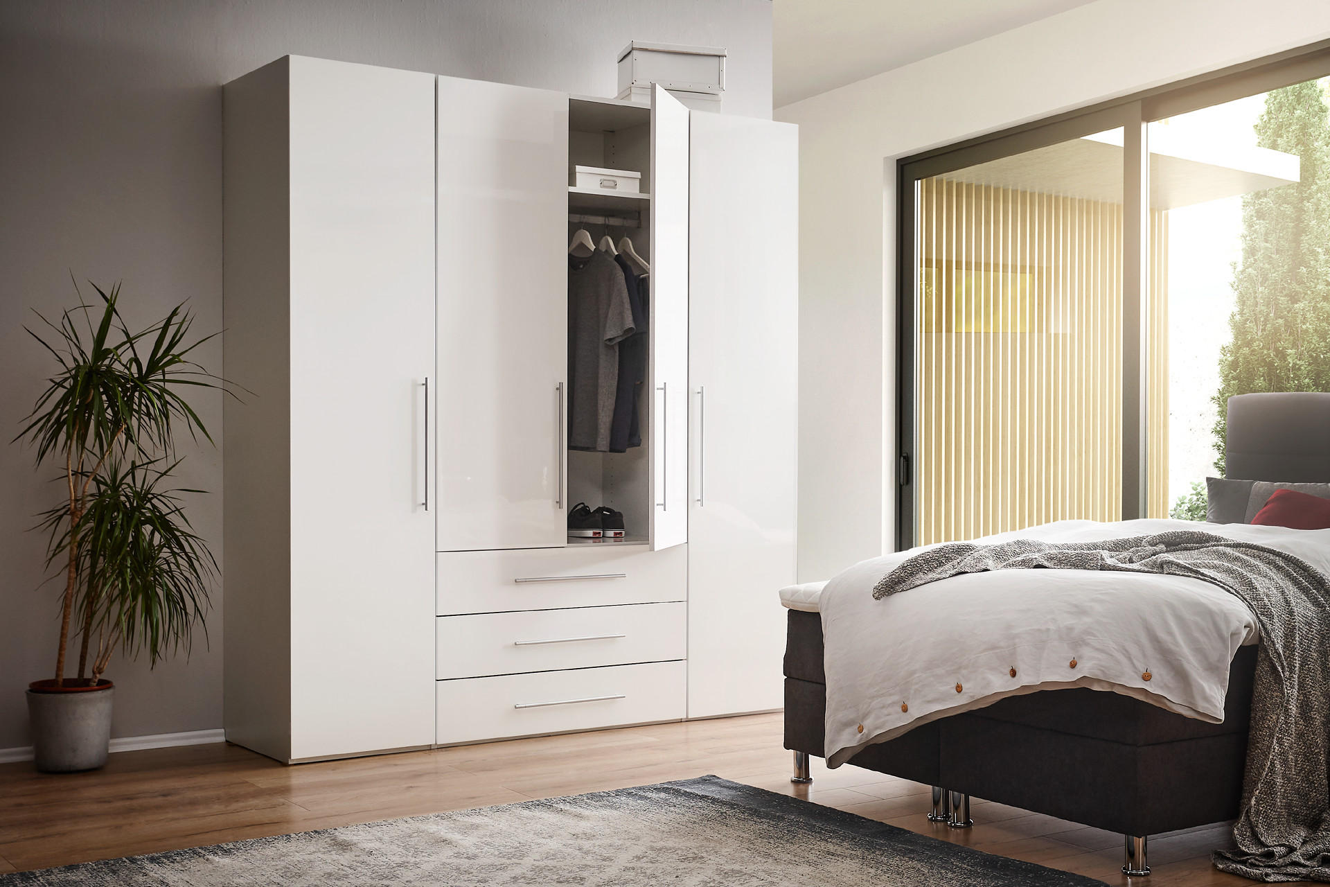 Kleiderschrank mit Drehtüren