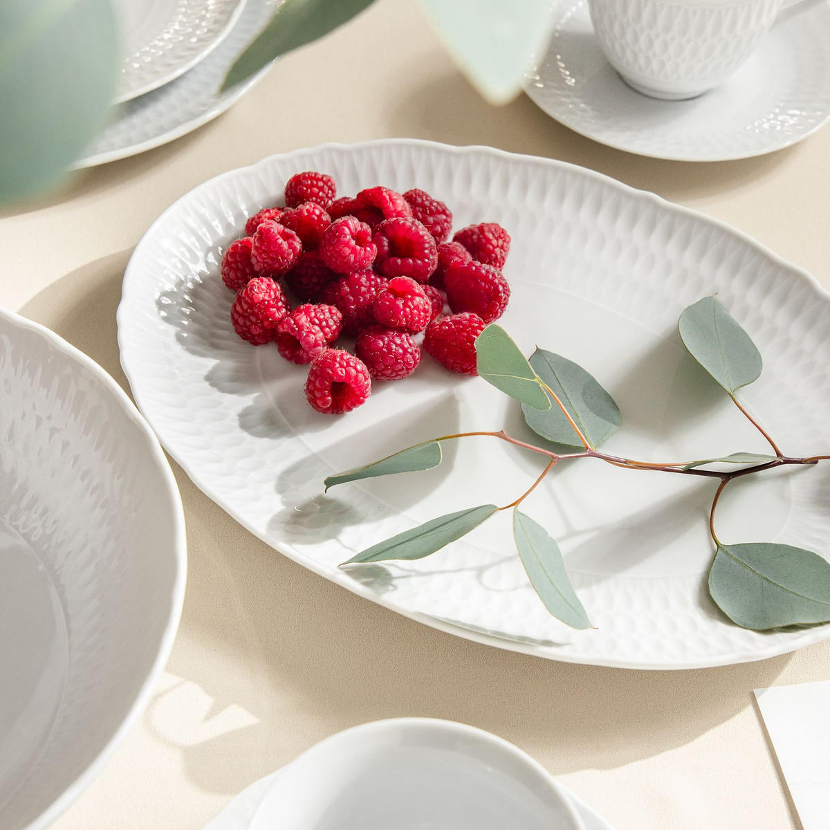 SERVIERPLATTE CMIELOW SOFIA aus Porzellan - Weiß, Keramik (34/2/34cm) - KONSIMO®