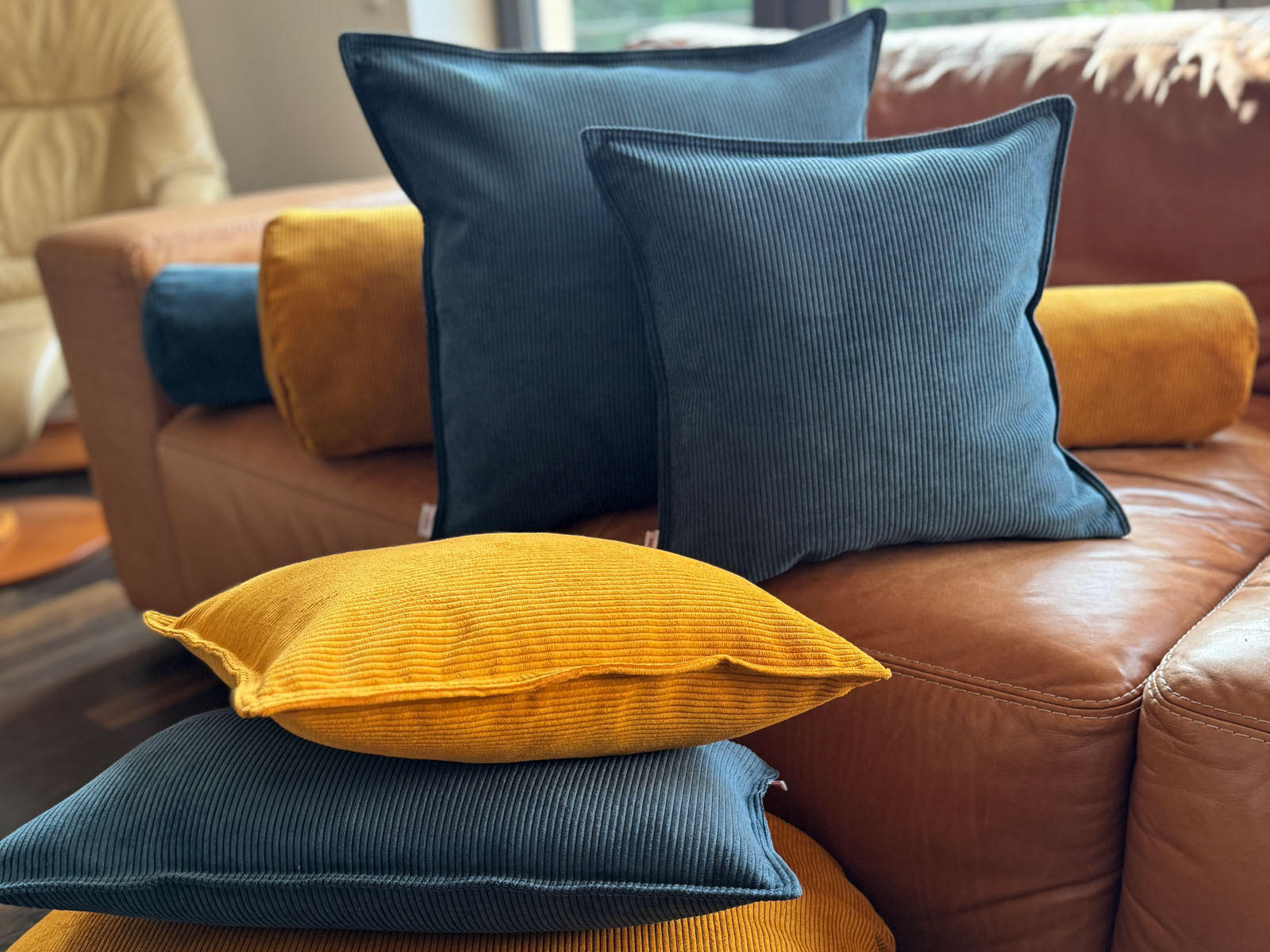 KISSENHÜLLE Rund HYggelig No.1 kurkuma-gelb Cord-Samt 80 cm Ø - Gelb, Textil (80/80cm) - beties Heimtextil