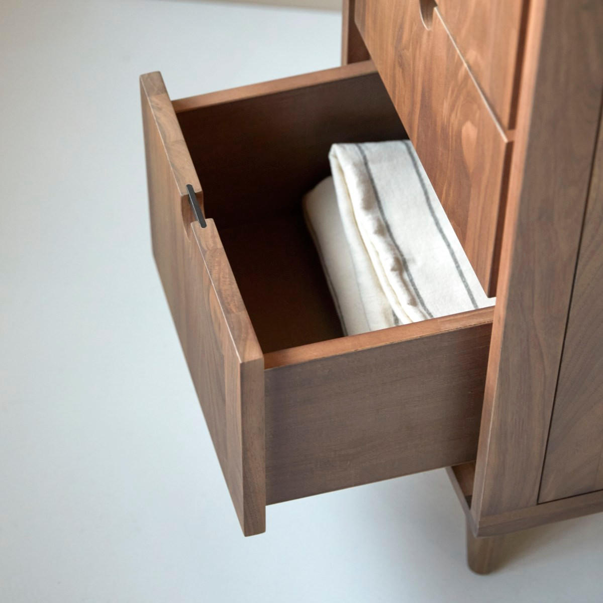 HOCHSCHRANK Jonàk Dunkelbraun aus Walnuss - Dunkelbraun, Holz (40/180/35cm) - Tikamoon