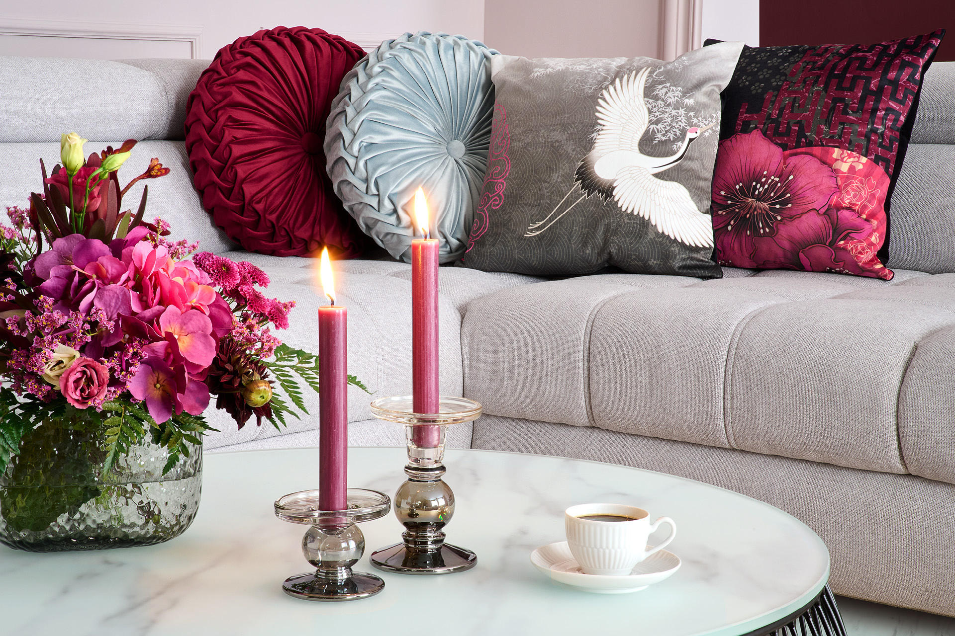 graue Couch rosa Deko