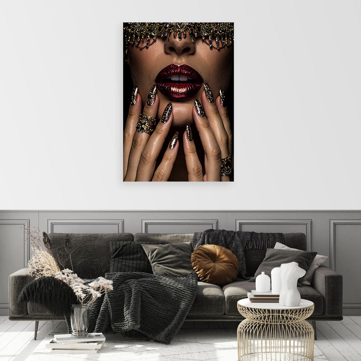 BILD auf Leinwand, Rote Lippen mit goldenen Verzierungen und eine elegante Maniküre - Beige, Textil (40/60cm) - Feeby