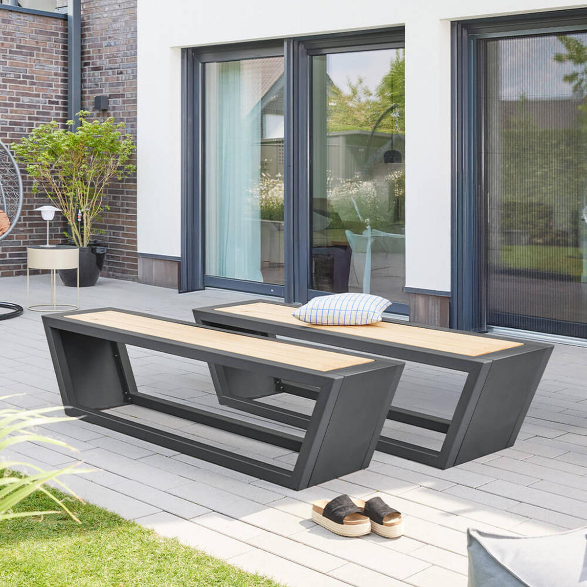 SITZGARNITUR KOBON - Farbe: Anthrazit, Ausführung: 2 x Bank + 1 x Tisch - Anthrazit/Braun, Holz/Metall - Home Deluxe