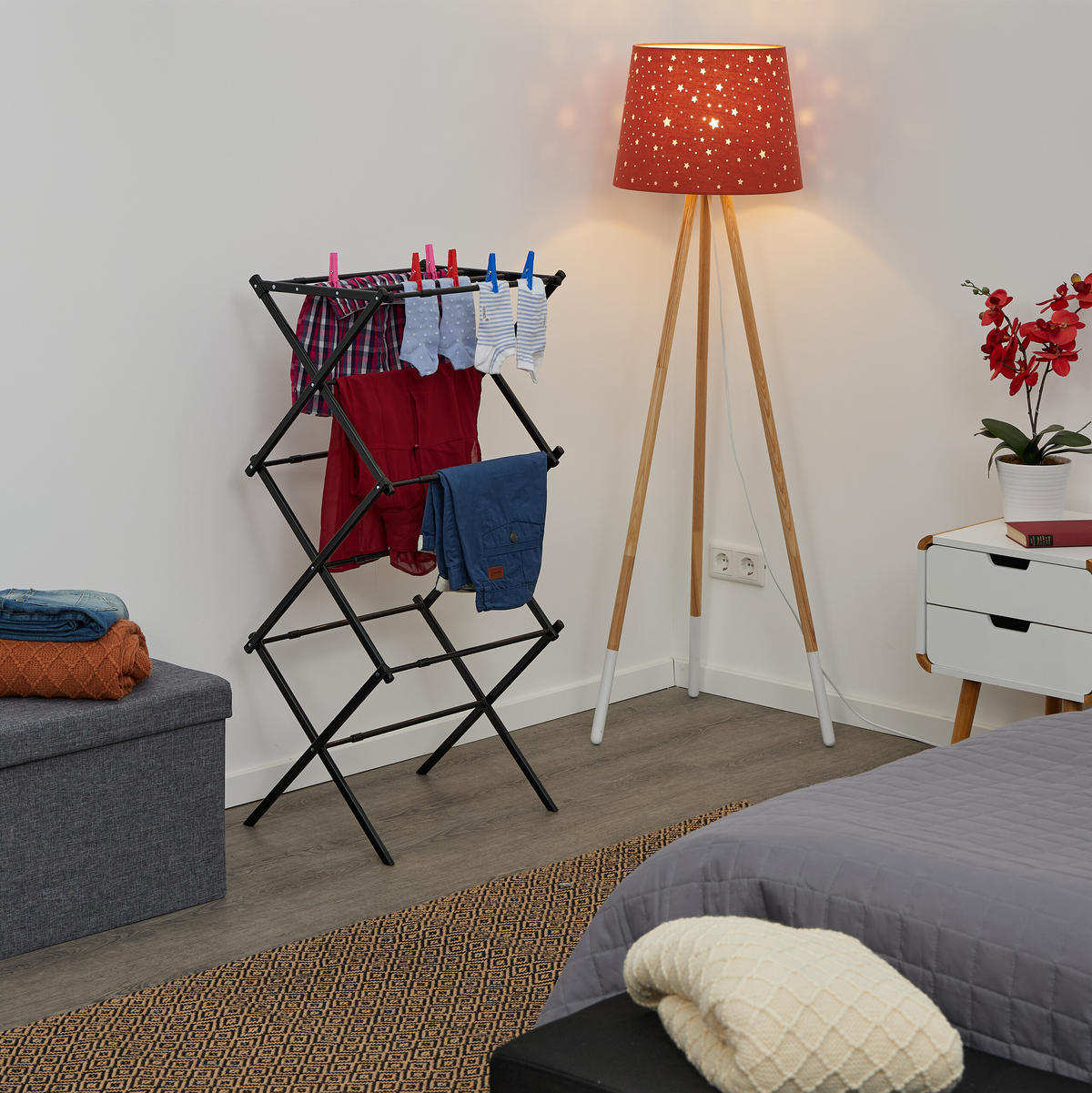 STOJAN na prádlo - čierna, kov/plast (73/105/37cm) - Relaxdays