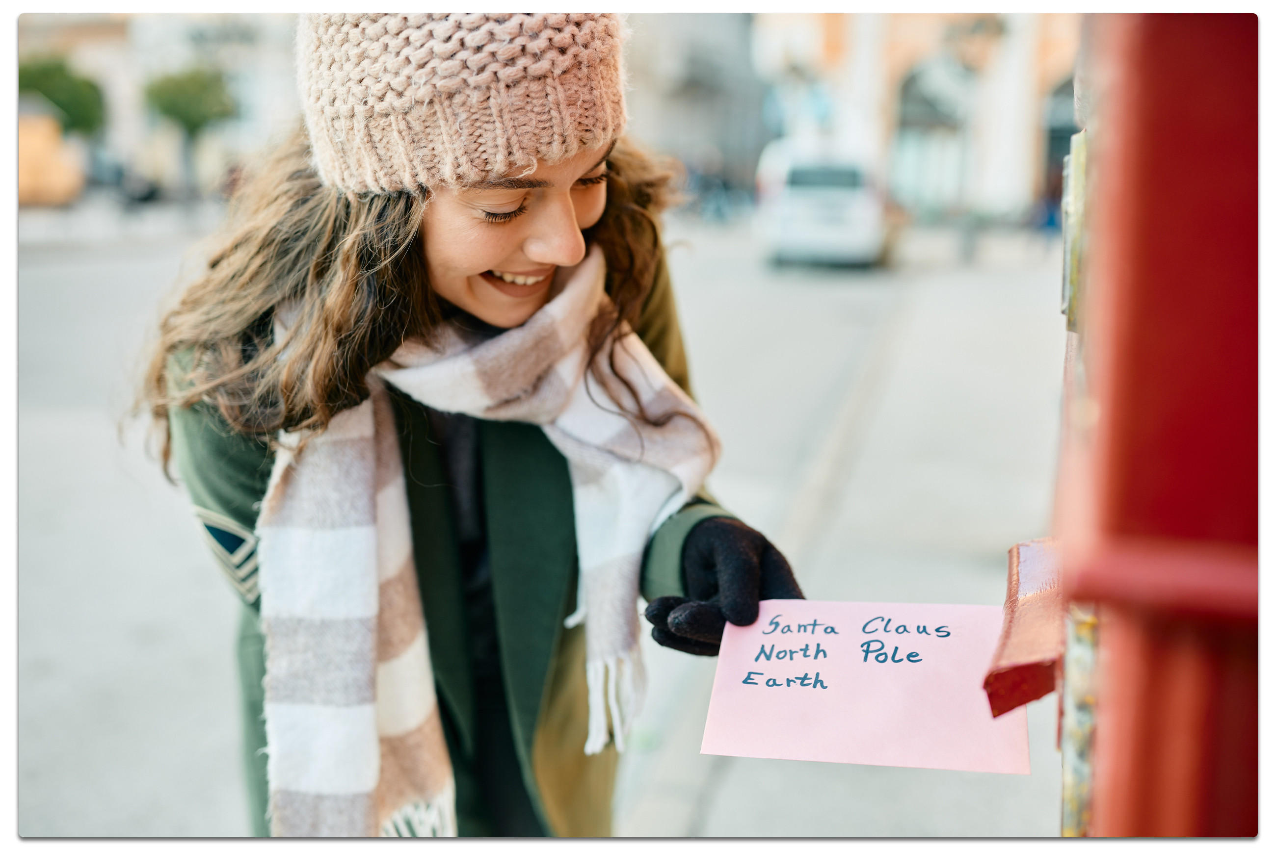 Frau mit einem Brief in der Hand, die nachdenklich auf den Text blickt.