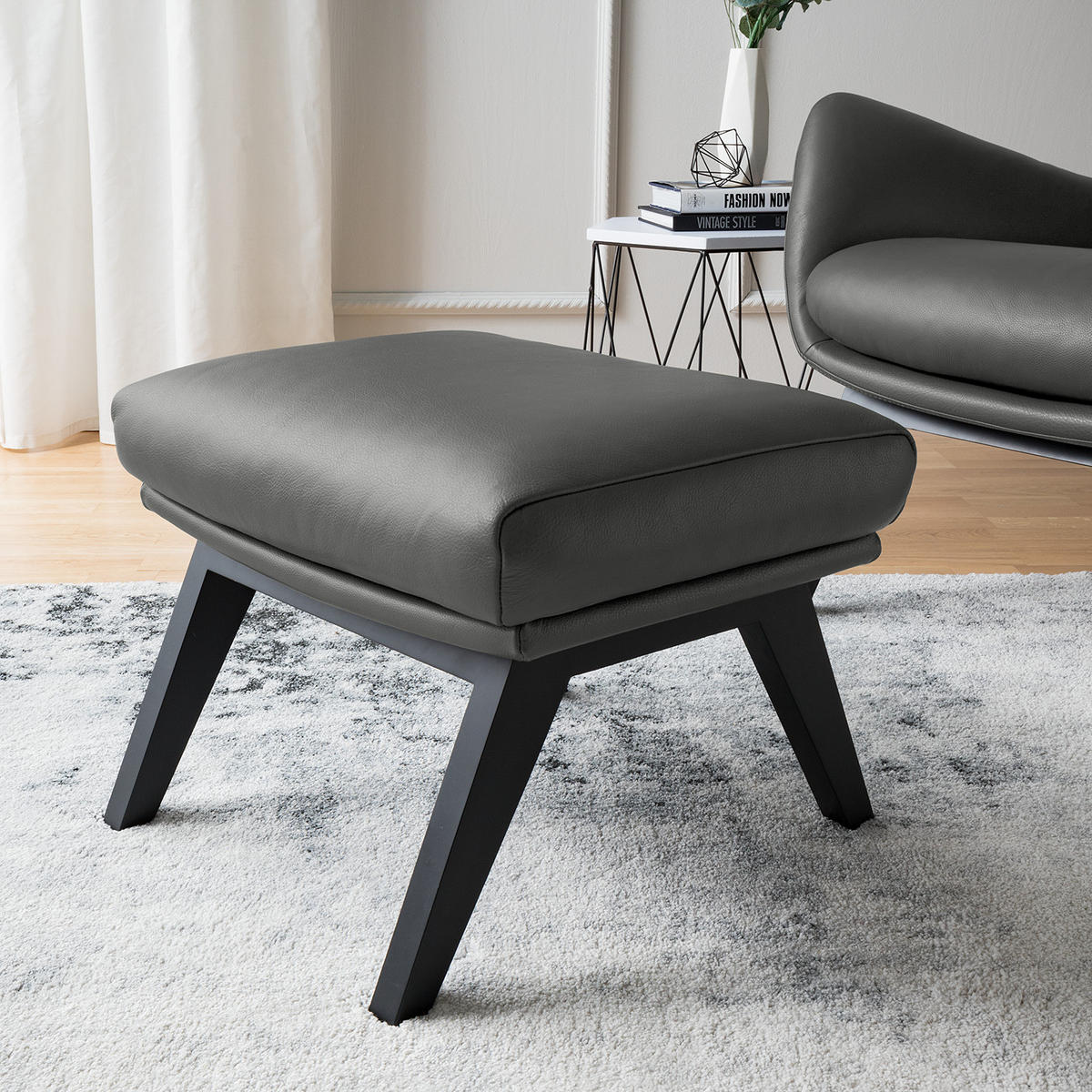 HOCKER mit Holzfüßen - Schwarz/Grau, Leder/Birkenholz (54/41/41cm) - home24