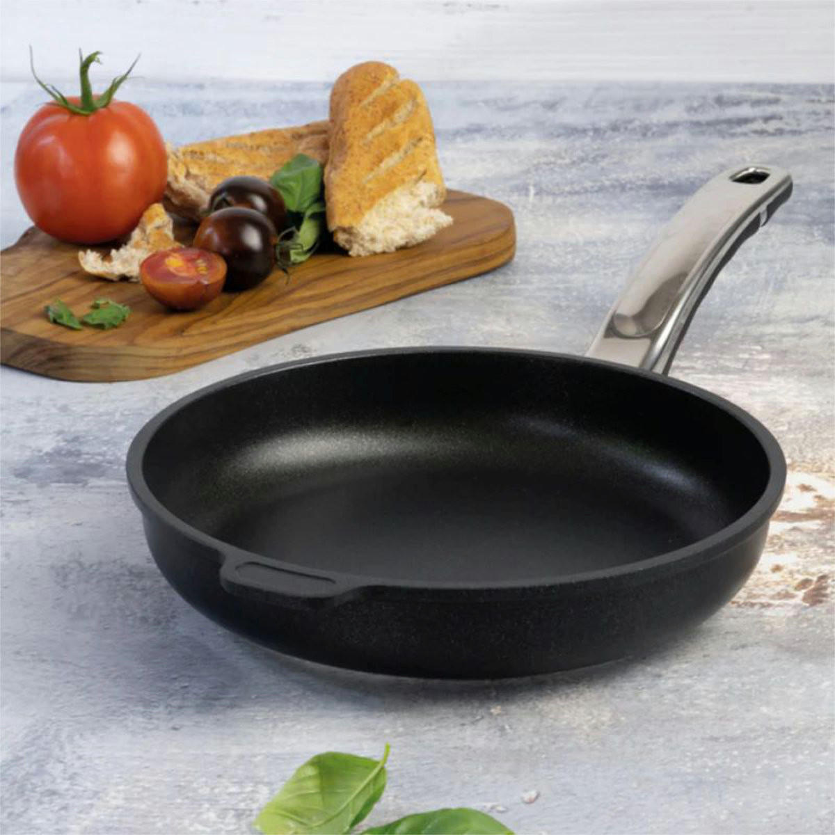 BRATPFANNE 24 cm GIGANT Newline für alle Herdarten - Schwarz, Metall (24cm) - BAF