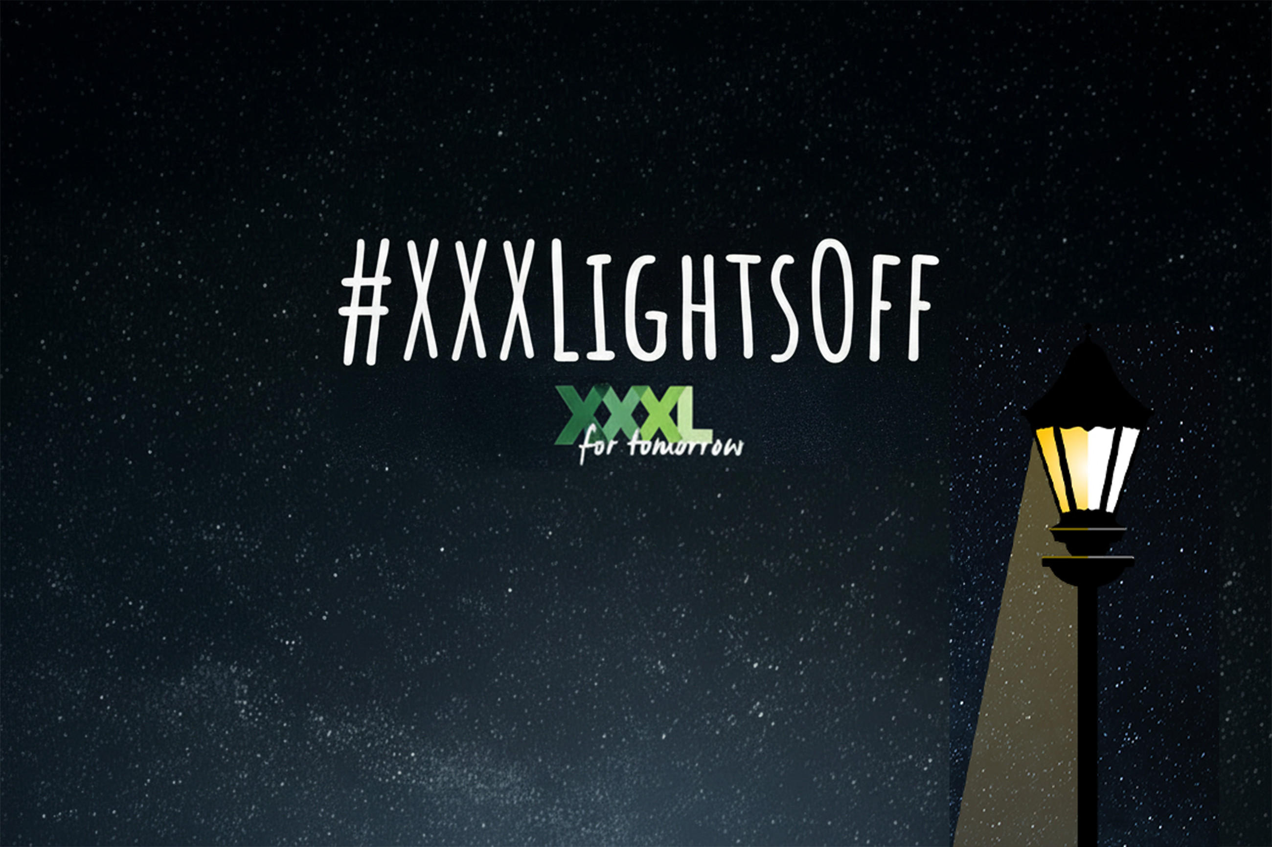 Sternenhimmel mit großem Schriftzug „#XXXLIGHTSOFF“ und „XXXL for tomorrow“, rechts eine leuchtende Straßenlaterne.
