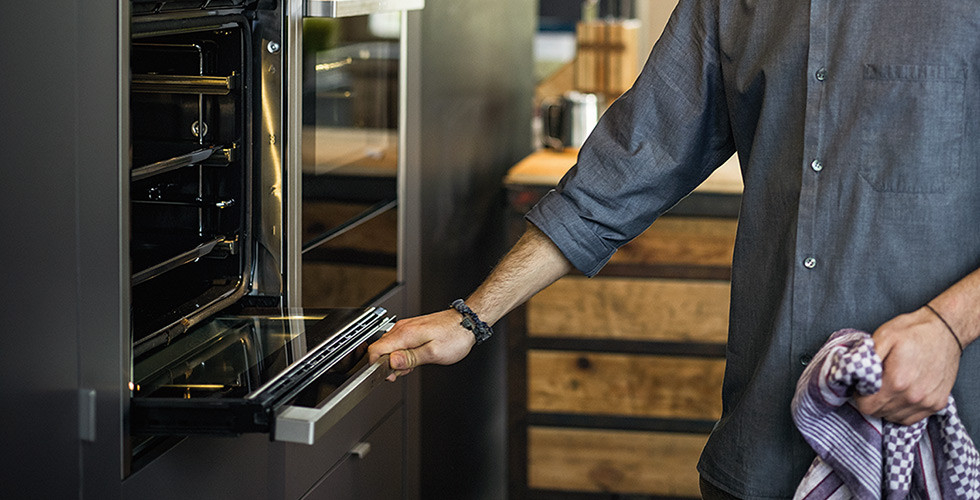 Backofen mit versenkbarer Tür