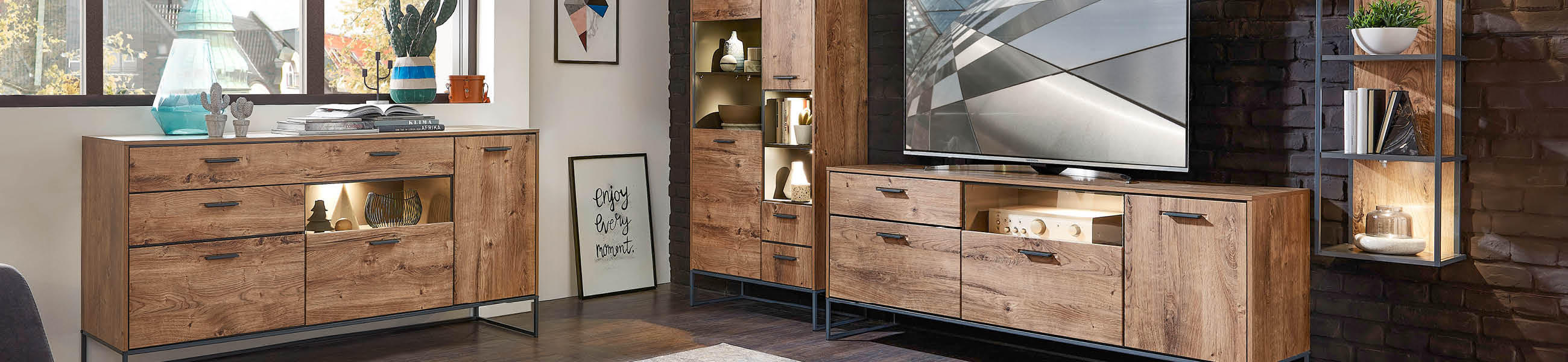 Moderne Wohnzimmermöbel aus Holz mit TV-Schrank und Sideboard.