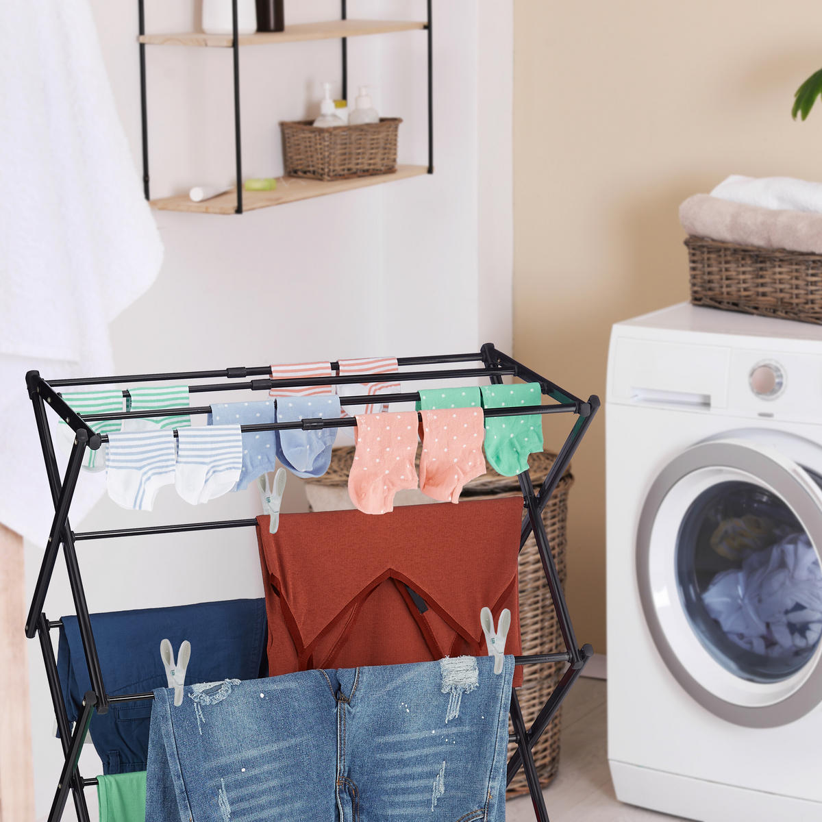 STOJAN na prádlo - čierna, kov/plast (74/106/38cm) - Relaxdays