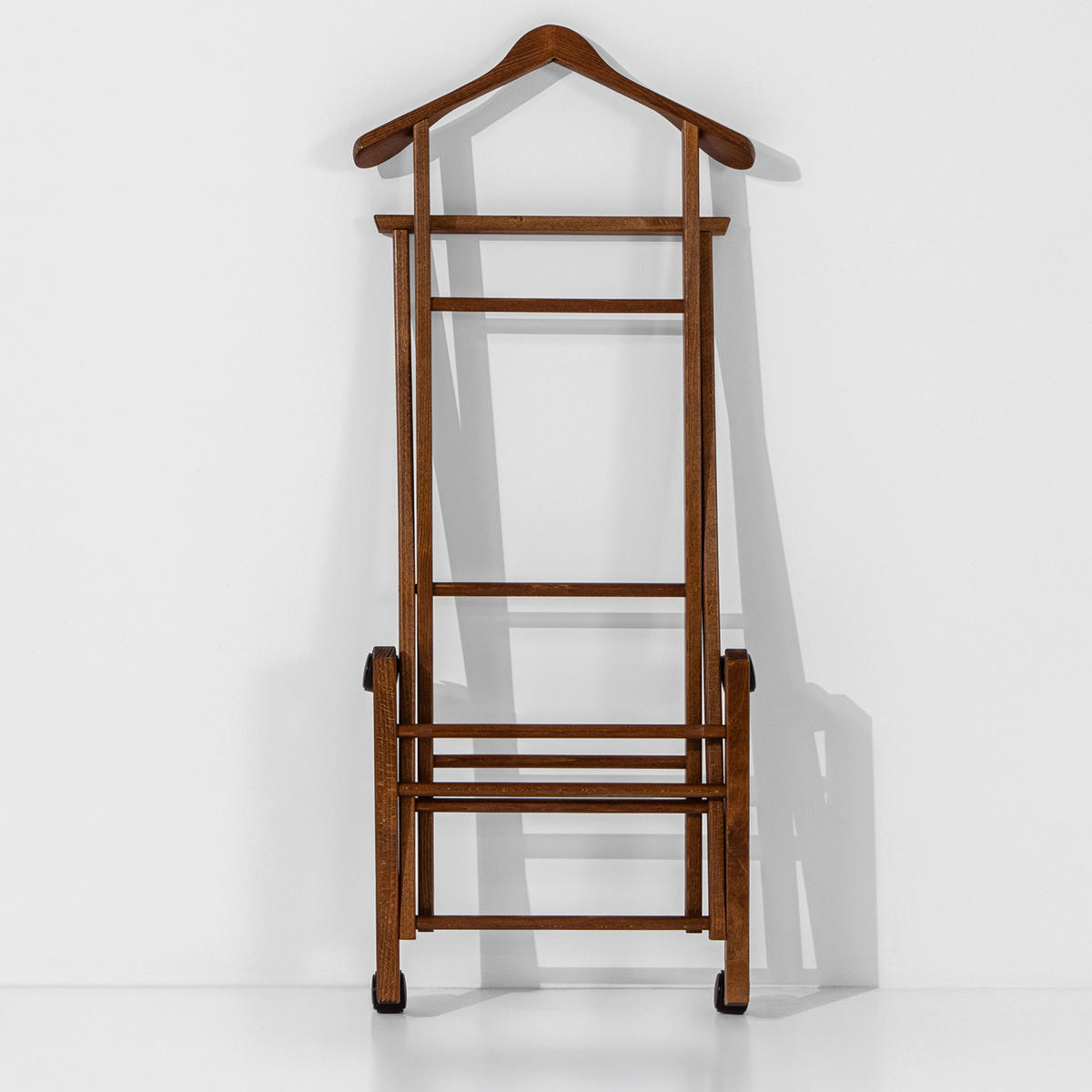 KLEIDERBUTLER AGLAS Herrendiener, auf Drehrollen, braunes Buchenholz - Braun, Holz (43/105/32cm) - KONSIMO®