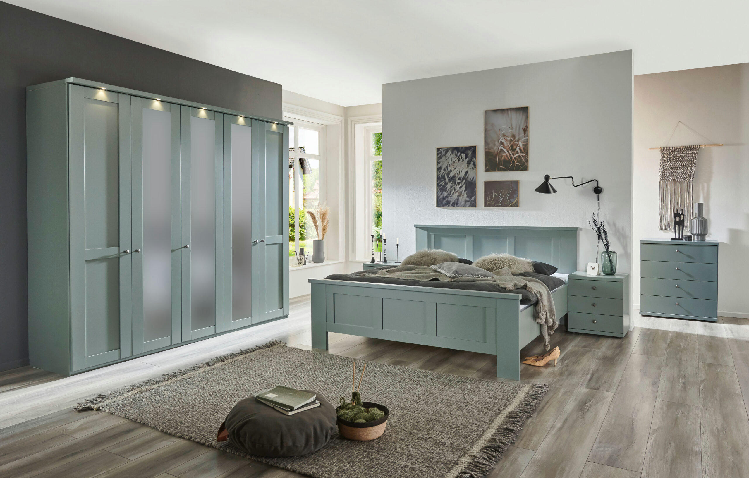 SCHLAFZIMMER Greenholm in Salbeigrün 4 teilig mit Kleiderschrank 250cm Breite mit Spiegel, 180er Doppelbett und zwei Nachtschränken - Grün, Holzwerkstoff (80/200/120cm)