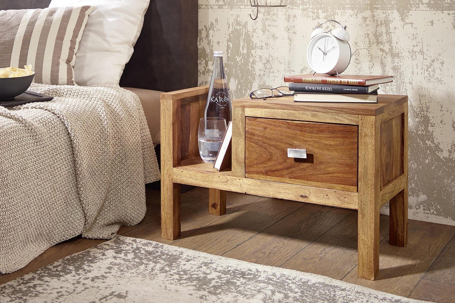 drveni noćni ormarić