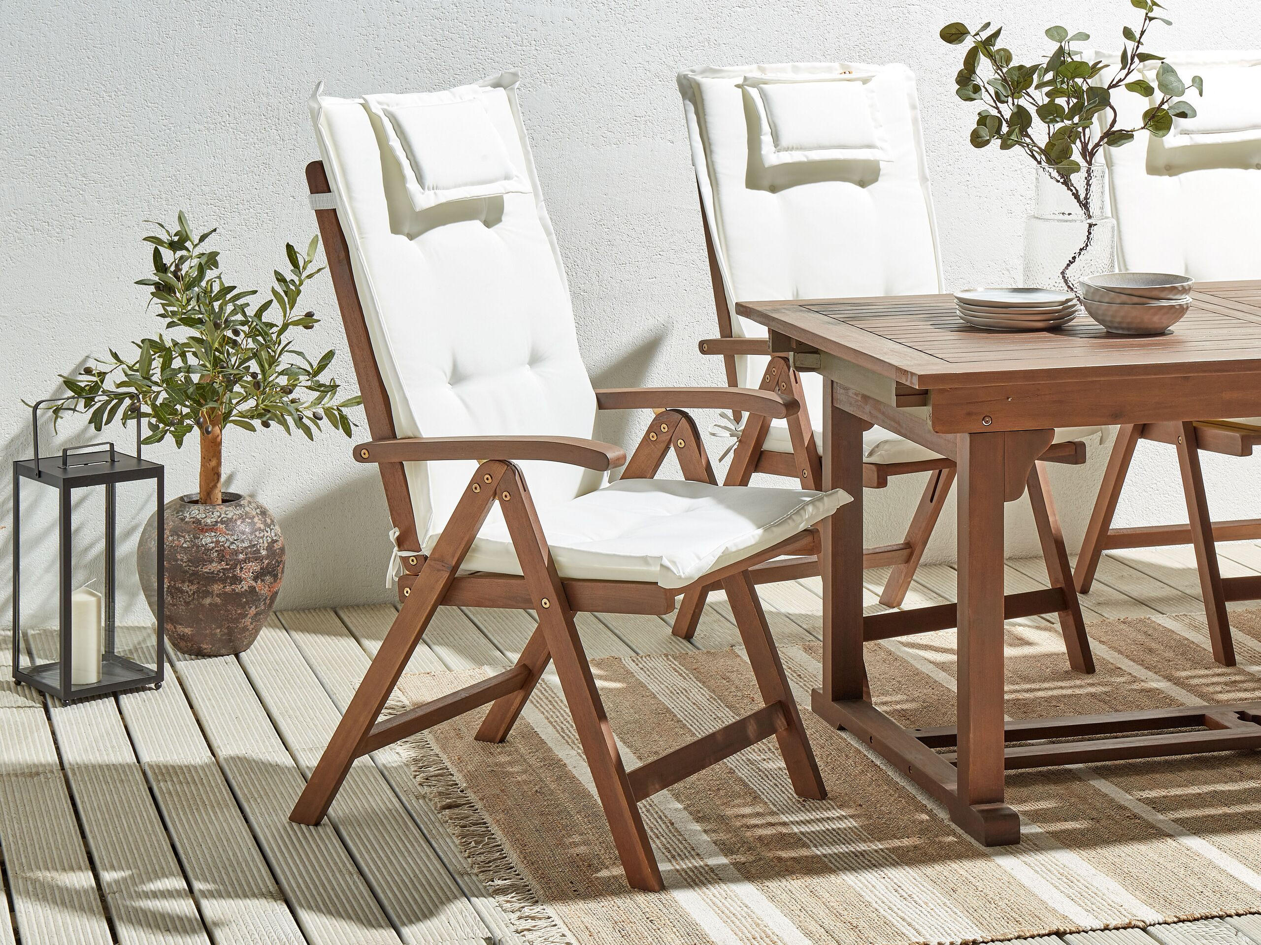 GARTENSTUHL 2er-Set Akazienholz dunkelbraun Auflagen cremeweiß Amantea - Dunkelbraun/Creme, Holz (54/105/69cm) - Beliani