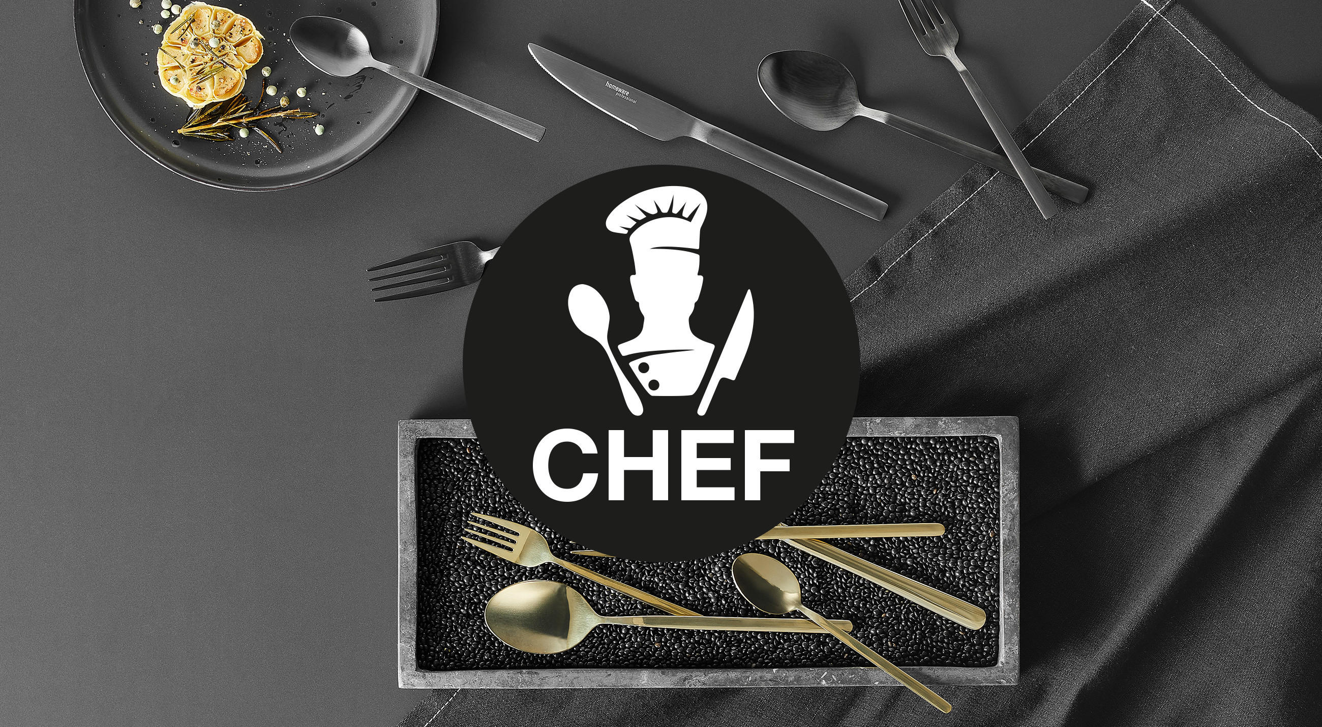Bestecksets in gold und schwarz, aus Edelstahl von Homeware Professional Chef Edition, Schwarzer Teller auf dunklem Esstisch