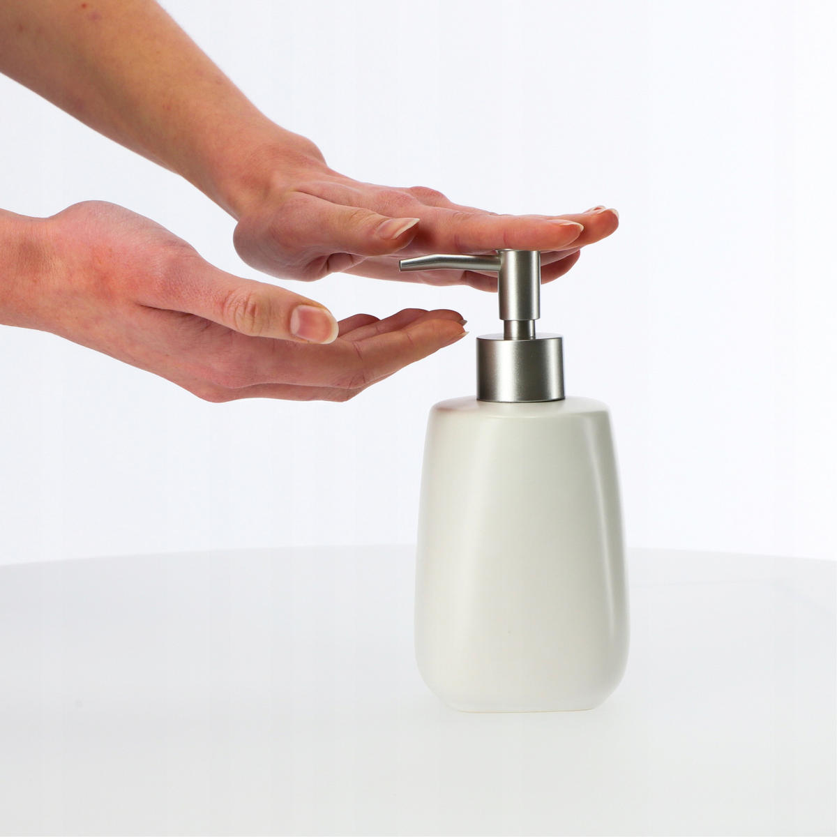 SEIFENSPENDER mit Pumpe, 400 ml, weiß - Weiß, Keramik (8/18cm) - KADAX