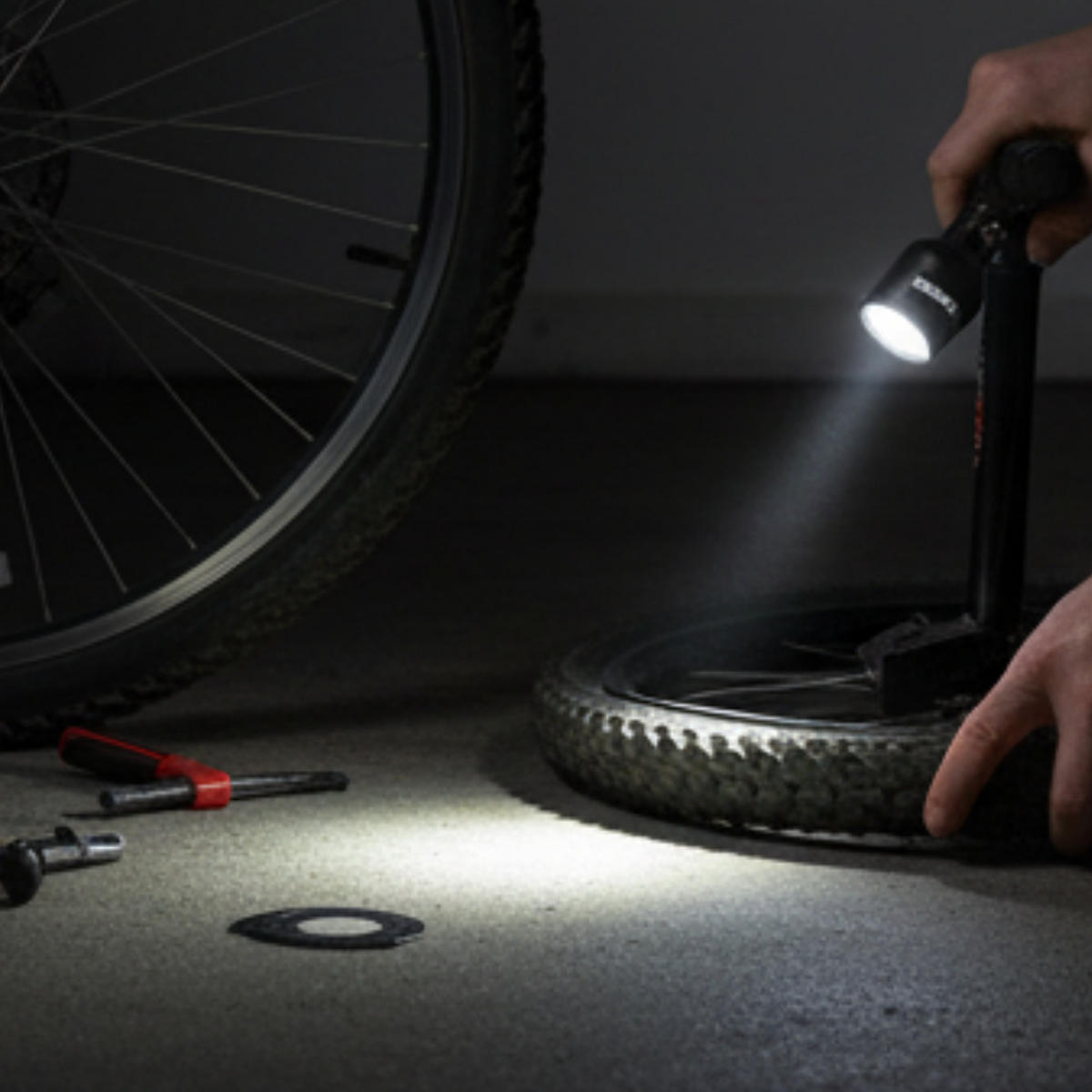 TASCHENLAMPE V2 Tactical LED Schwarz, 100 m Reichweite, Handlampe, Outdoor Licht, Campinglampe, Arbeitsleuchte, batteriebetrieben, kompakt, tragbar - Schwarz, Kunststoff (27.5/4.7/4.7cm) - JUNG