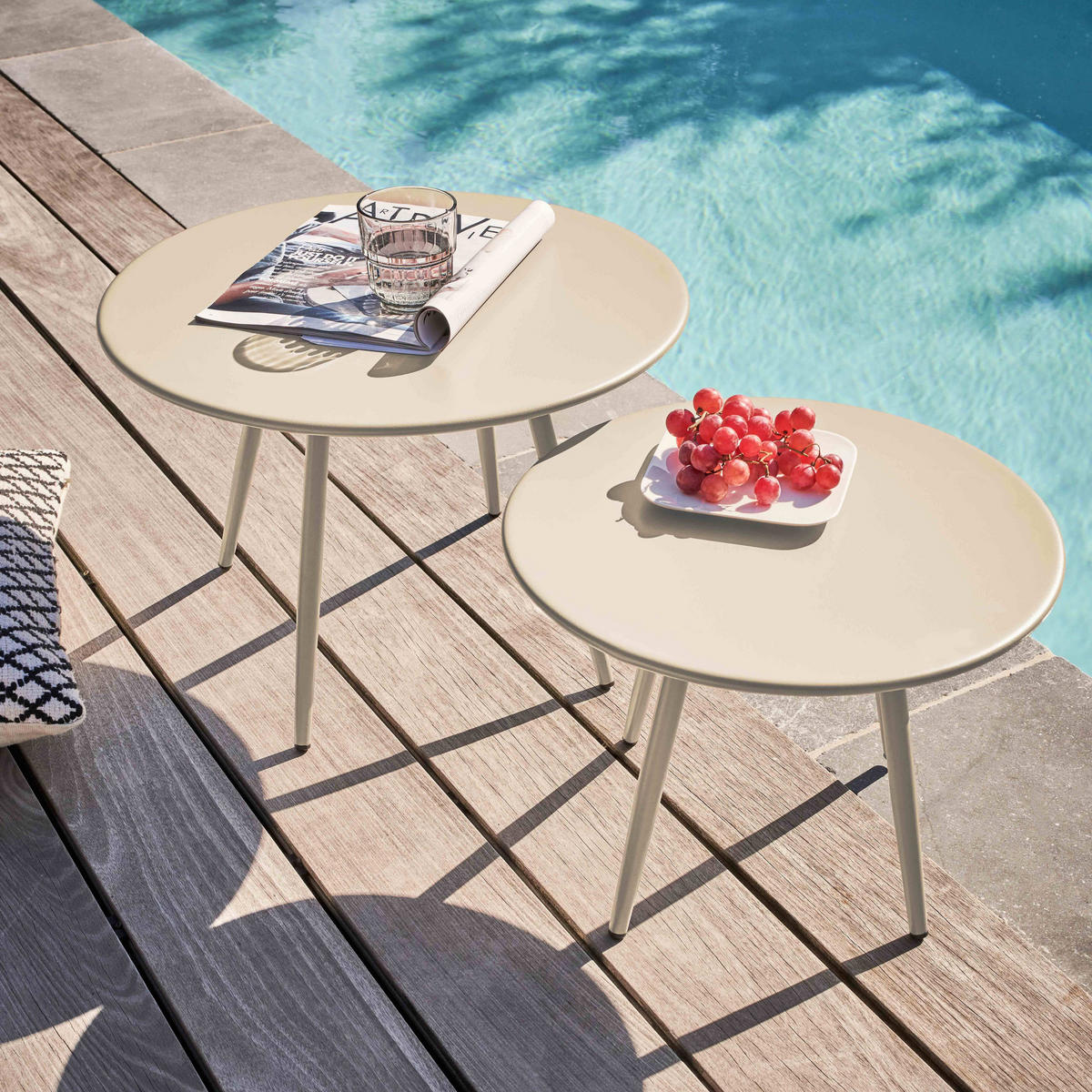 GARTEN-LOUNGETISCH, Elfenbeinfarbe - Creme, Metall (40/40/30cm) - Oviala