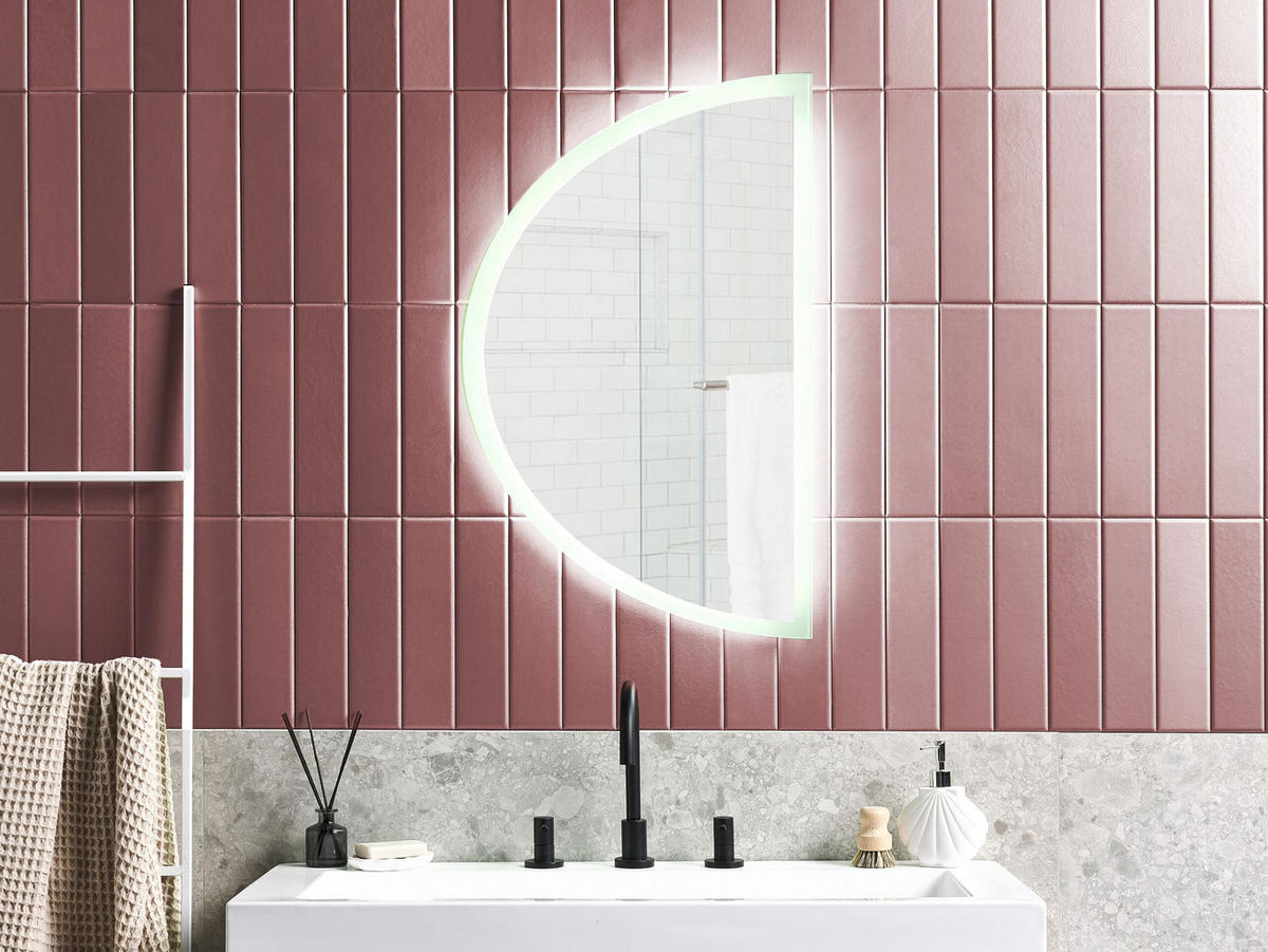 LED-WANDSPIEGEL halbrund 80 cm Silber Bezons - Silberfarben, Glas (80/3/49cm) - Beliani