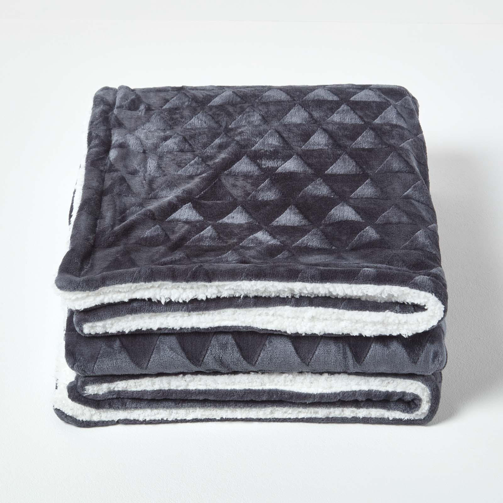 KUSCHELDECKE Sherpa 160/200 cm, Samtdecke mit Dreieckmuster - Dunkelgrau, Textil (160/200cm) - Homescapes