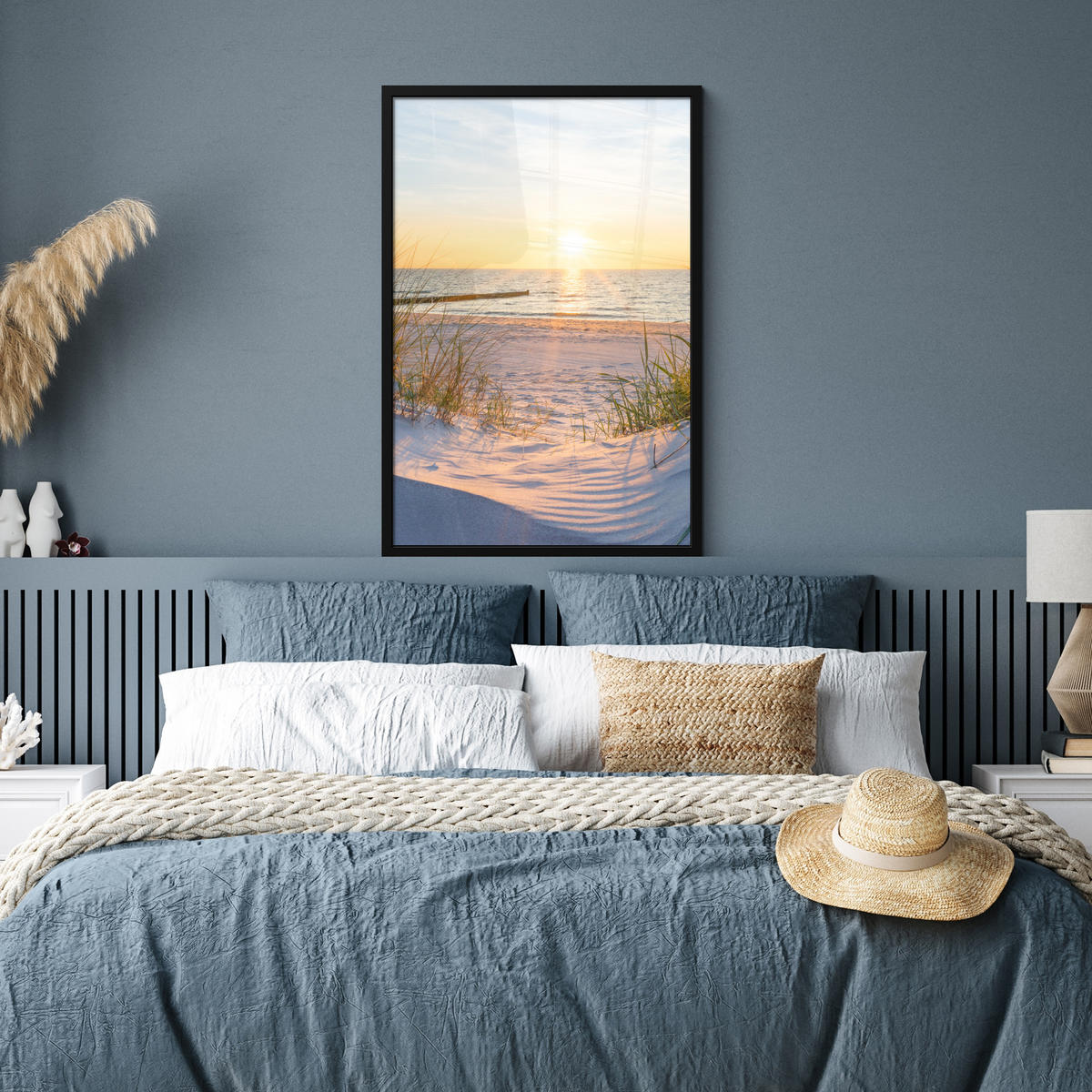 ZARÁMOVANÝ PLAGÁT Pláž - Slnko - Duny - Tráva - Piesok - Horizont 60x90 cm - svetlomodrá, papier (60/90cm) - MuchoWow