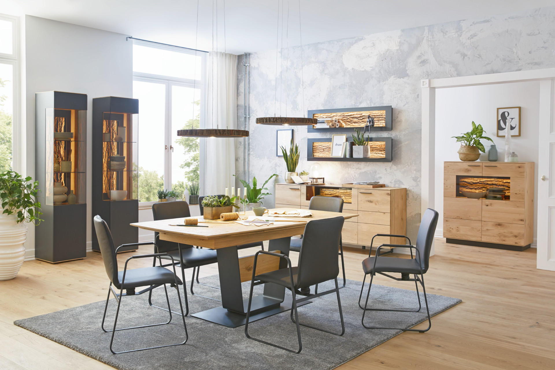 Esszimmer aus Holz mit Essgruppe