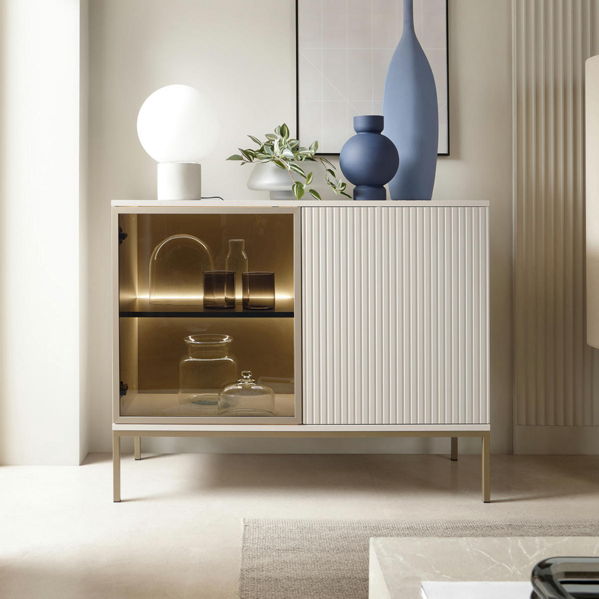 SIDEBOARD Laval K104 LED - Kaschmir, Dreitürige mit Beleuchtung - Kaschmir, Glas/Holzwerkstoff (104/83/39cm) - Komodee