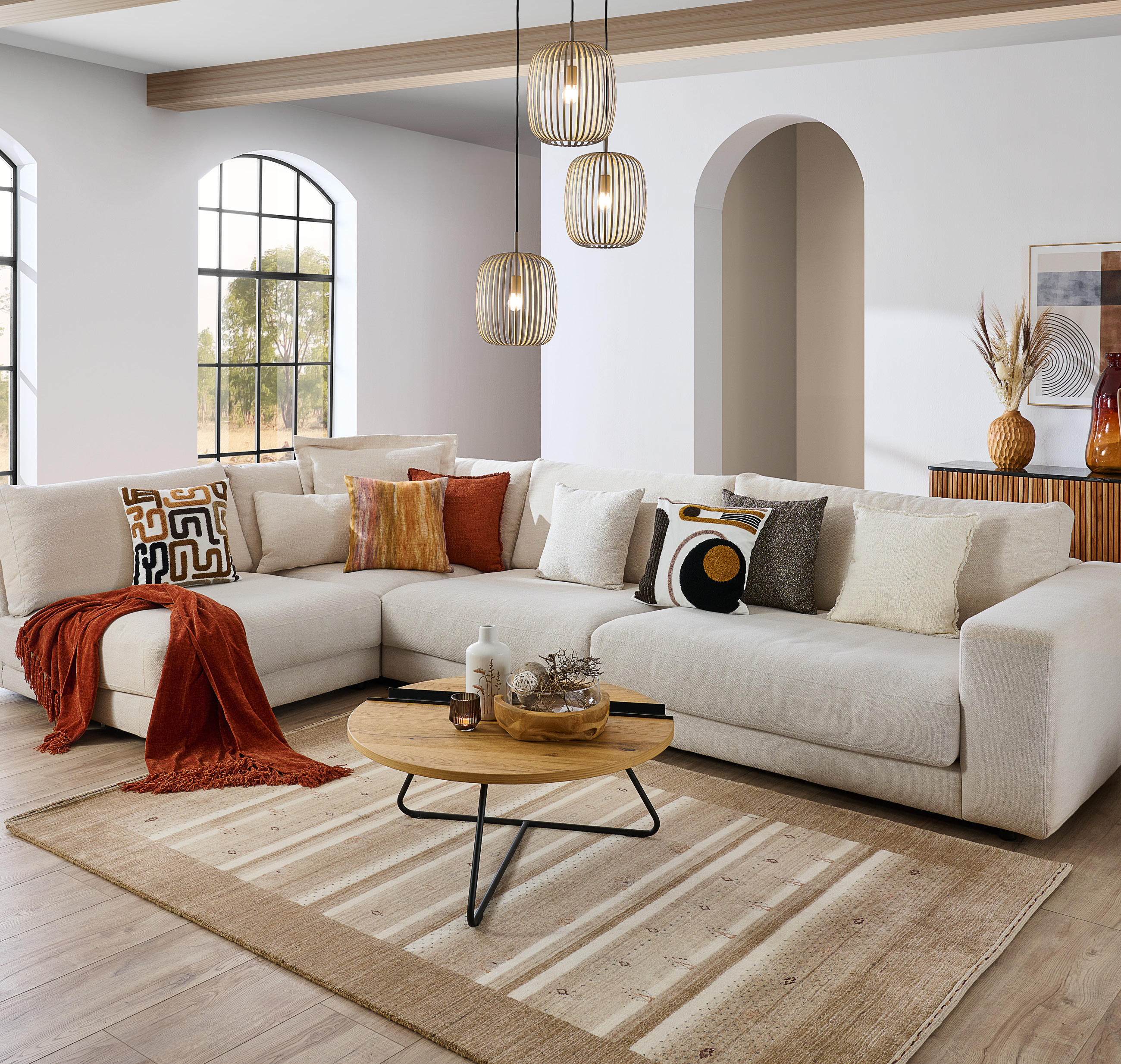 Weiße Couch im Wohnzimmer mit Deko