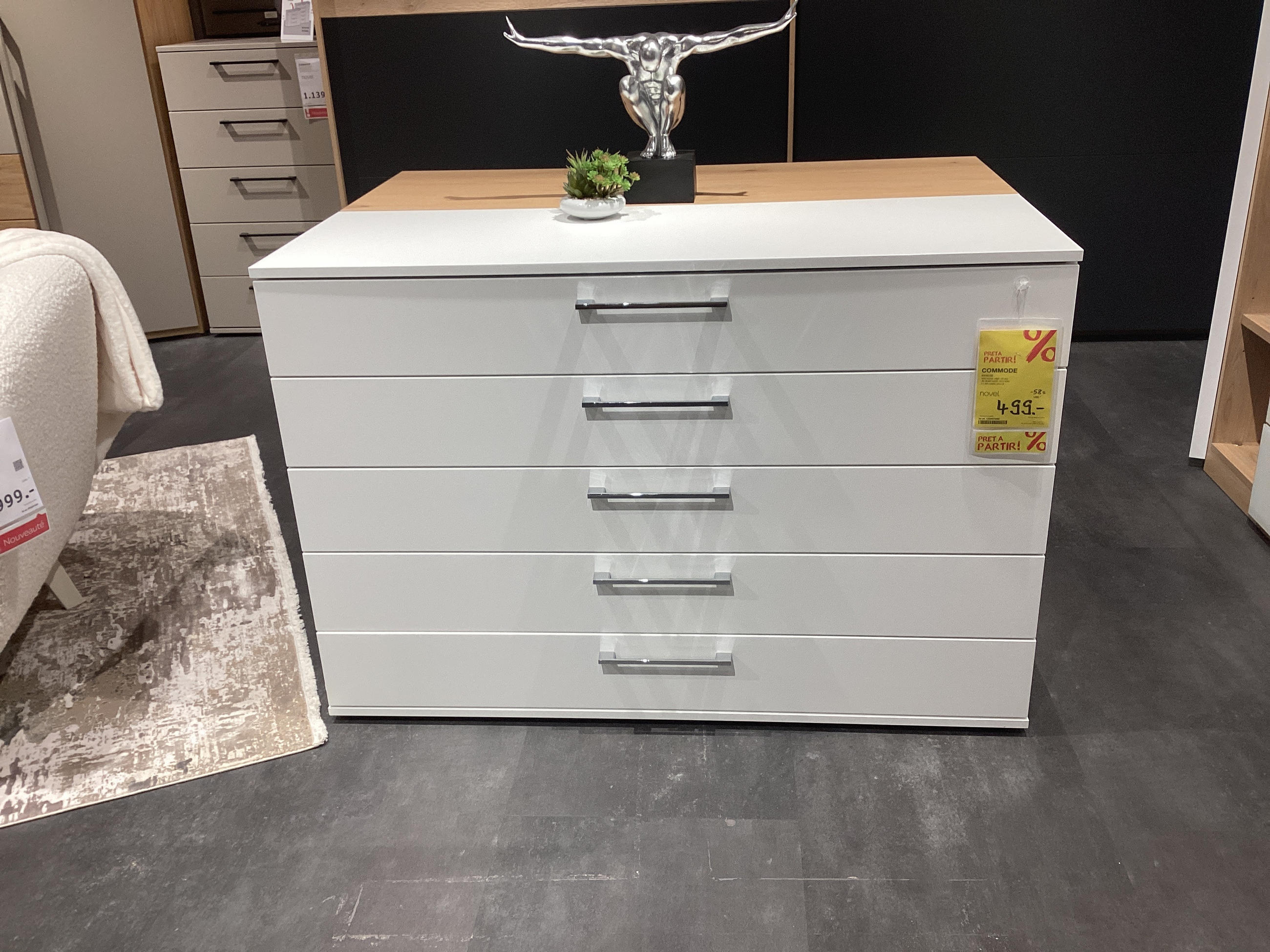 Commode - Novel