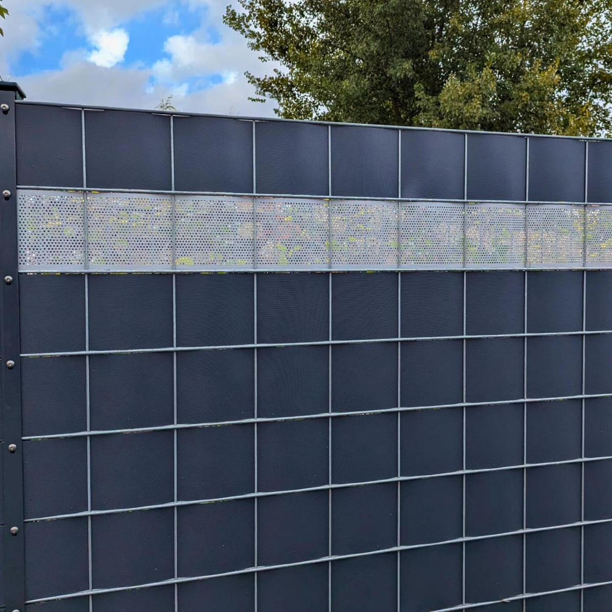 SICHTSCHUTZSTREIFEN Rille Gelocht Quadrat-Muster für Doppelstabmatten Tannengrün 2,55m - Dunkelgrün, Kunststoff (255/19cm) - ZAUN|ZU